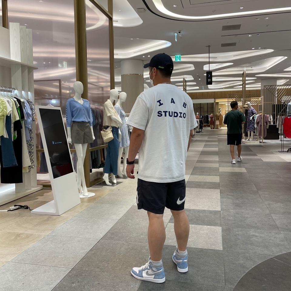 IAB Studio T-Shirt White, Nike x Stussy Water Shorts Off Noir 착용 스타일