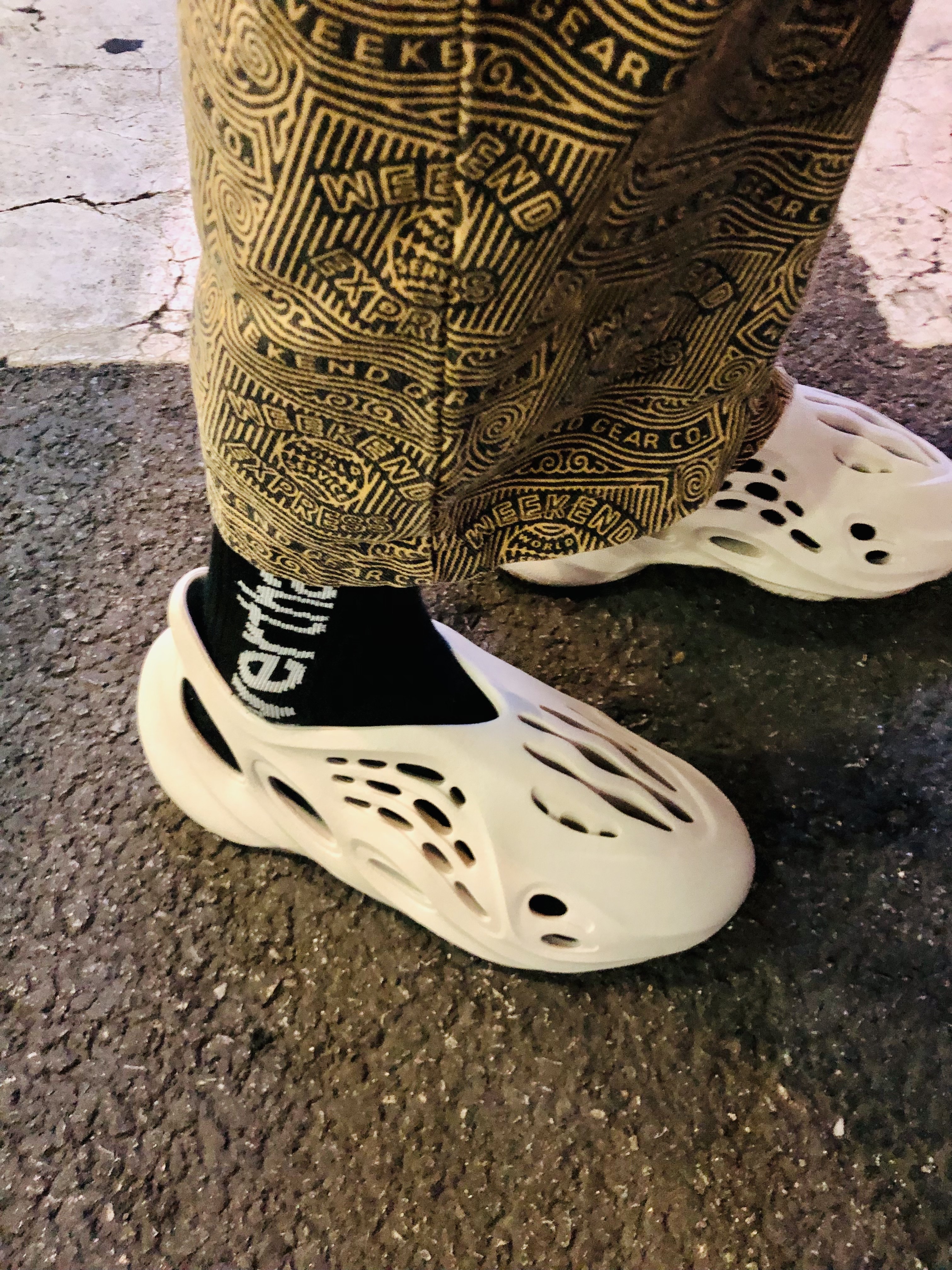 Adidas Yeezy Foam RNNR Sand 착용 스타일 - 4