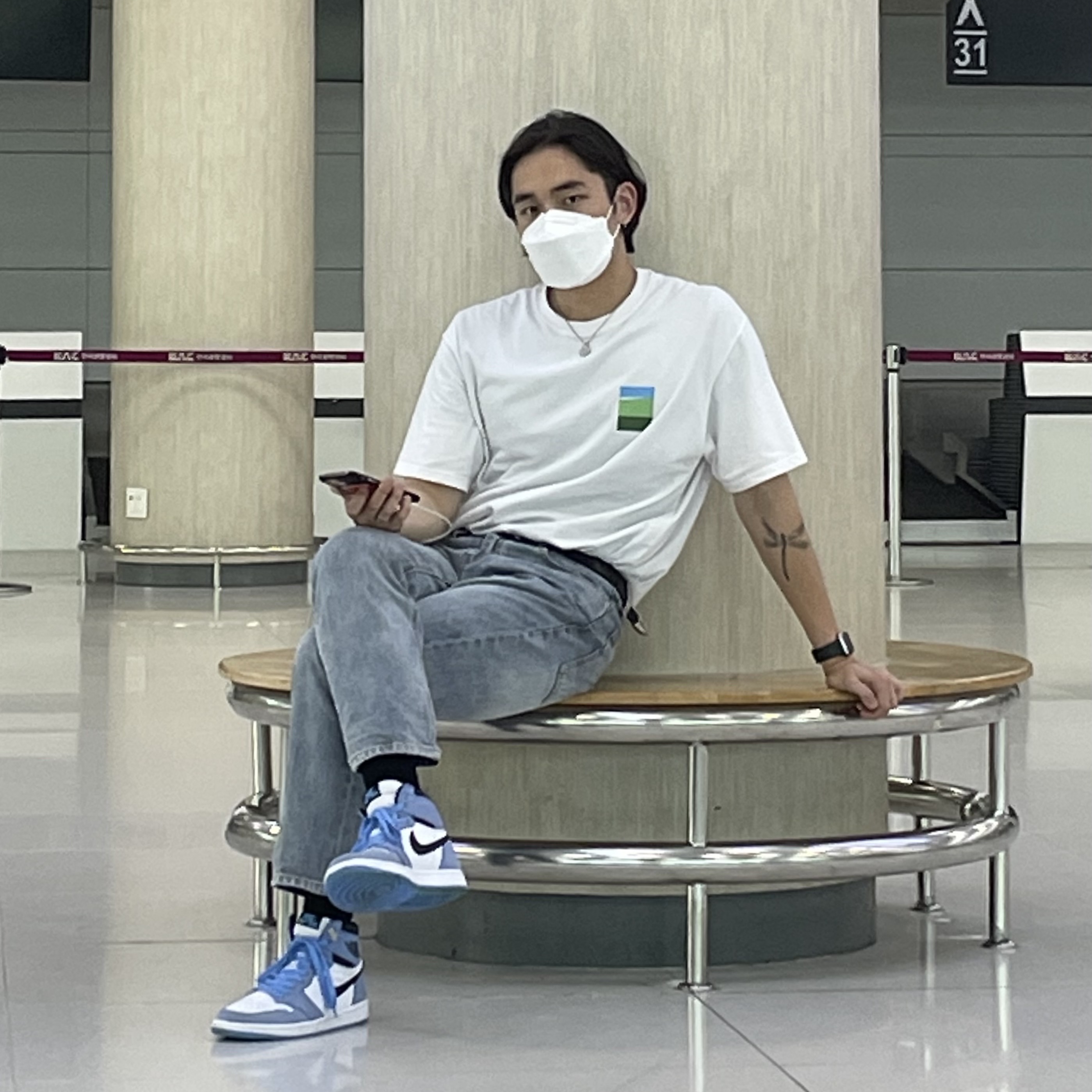 Jordan 1 Retro High OG University Blue 착용 스타일 - 2