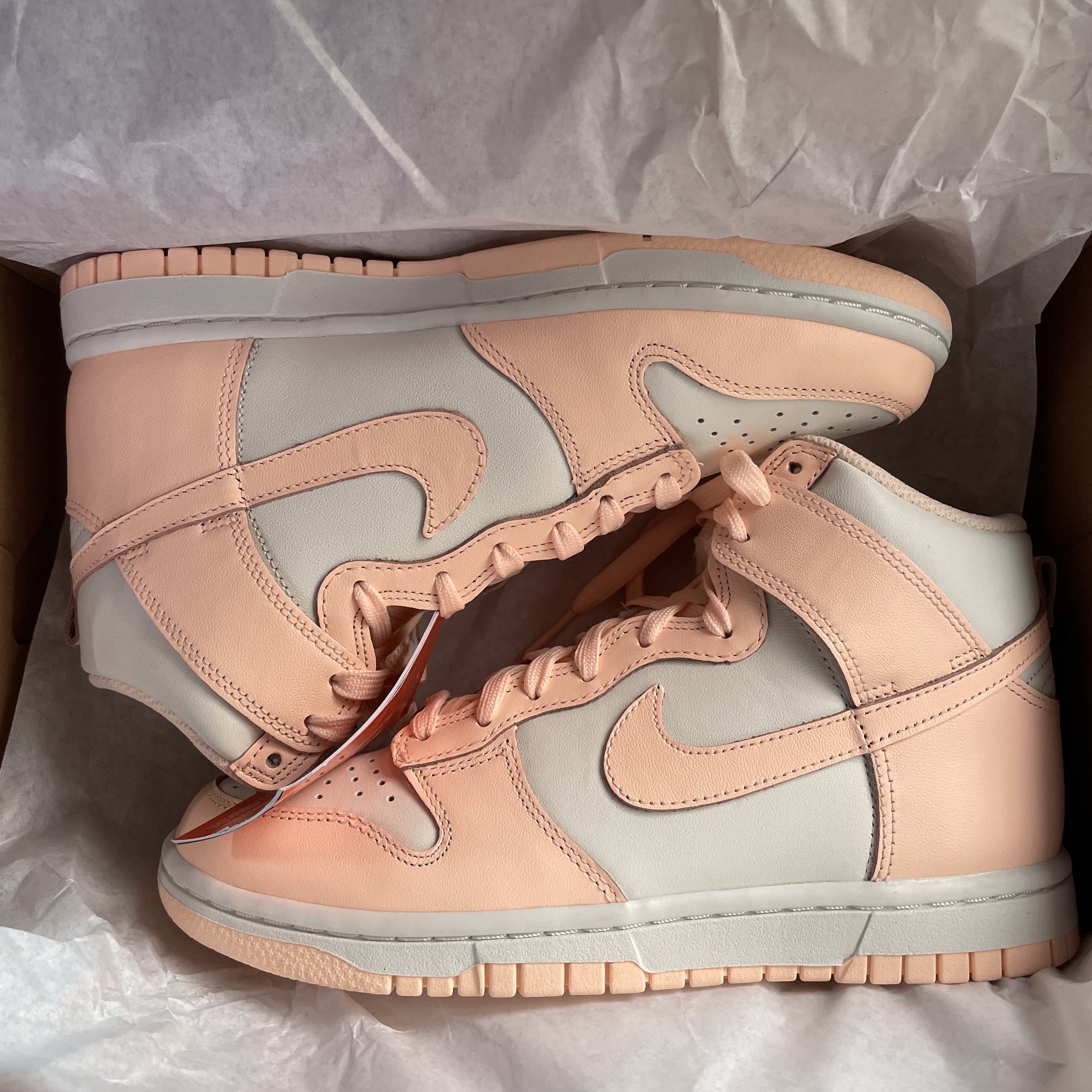 (W) Nike Dunk High Crimson Tint 착용 스타일 - 2