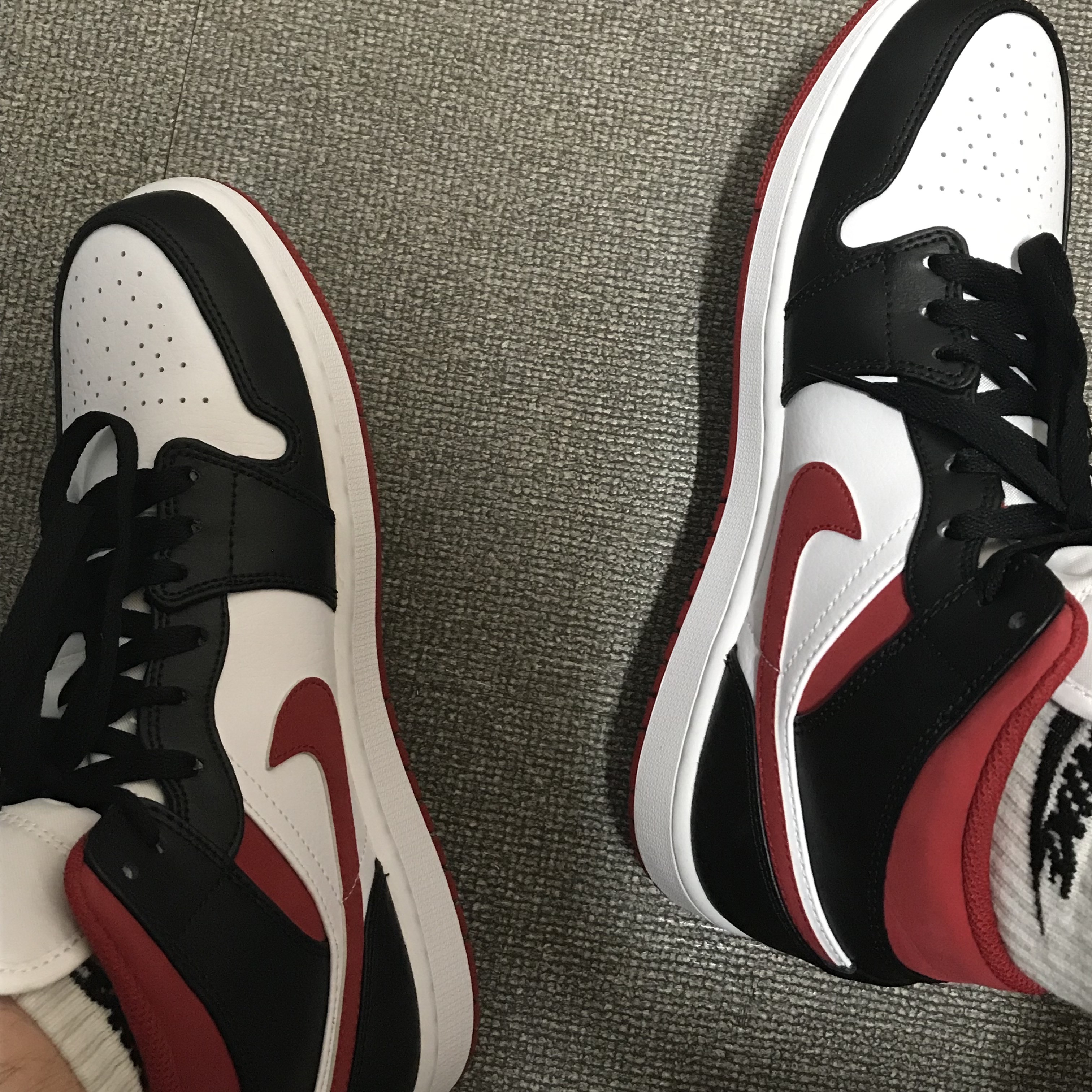 Jordan 1 Mid Gym Red Black White 착용 스타일 - 1