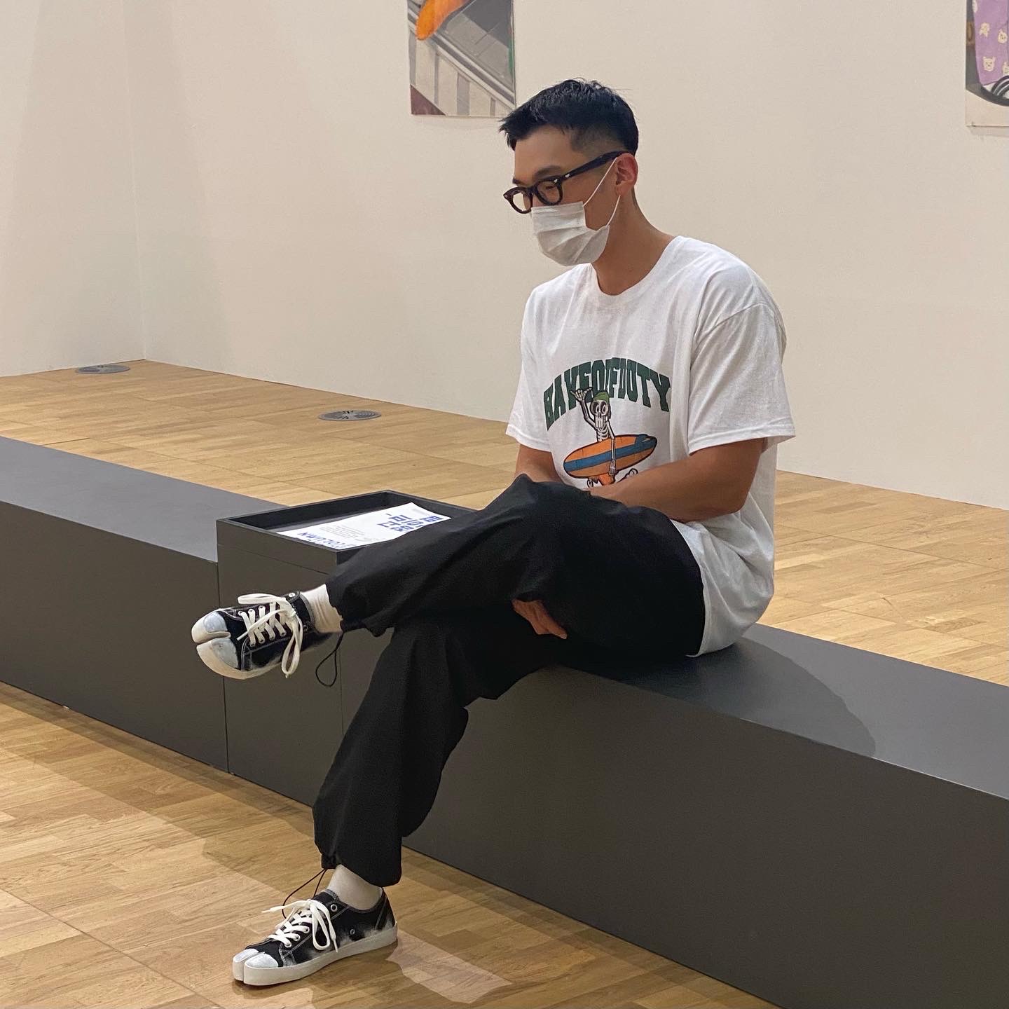 Maison Margiela Vandal Tabi Low Black White Paint 착용 스타일 - 2