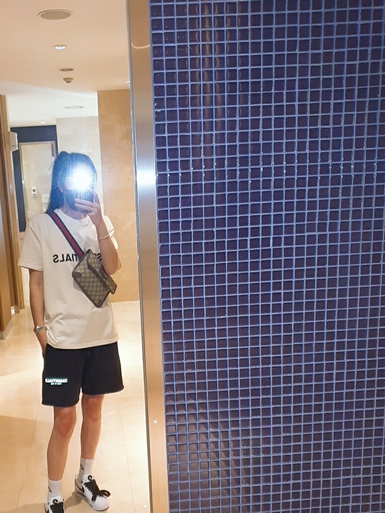 Essentials Sweatshorts Black - 21SS, Essentials 3D Silicon Applique Boxy T-Shirt Buttercream 2020 착용 스타일