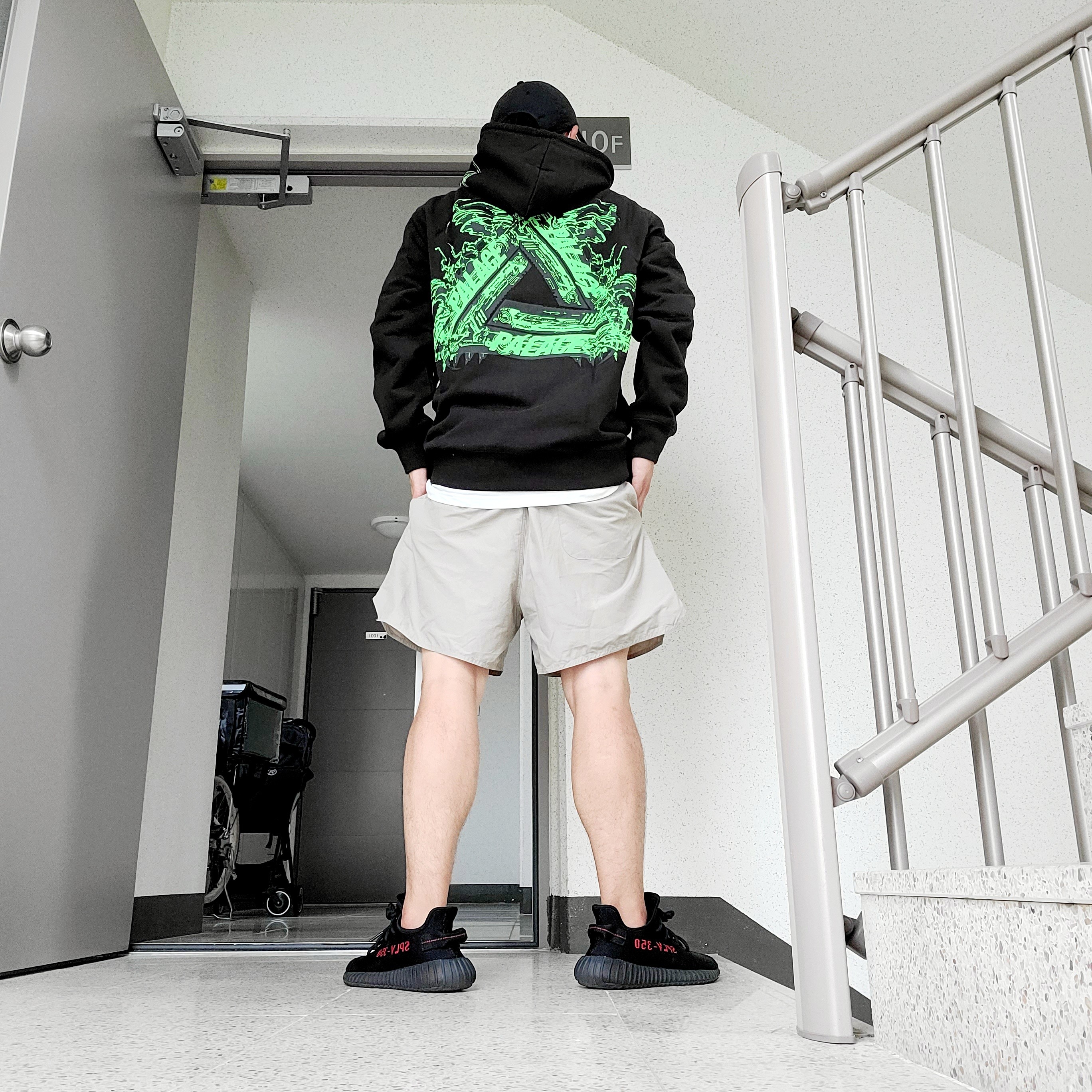 Palace Tri-Me Hood Black - 21SS, Essentials Volley Shorts Moss - 20SS 착용 스타일