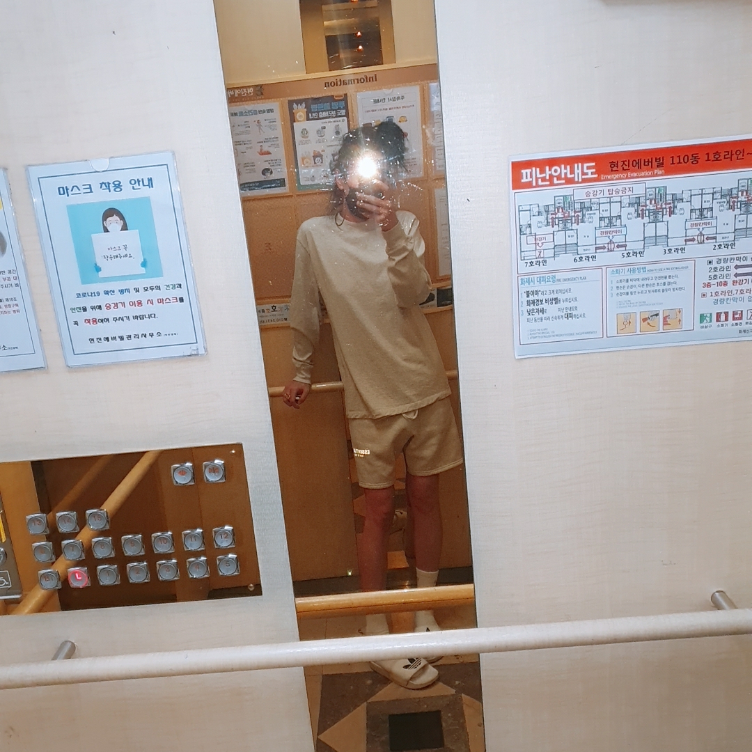 Essentials Sweatshorts Oatmeal - 21SS, Essentials Long Sleeve T-Shirt Oatmeal - 21SS 착용 스타일
