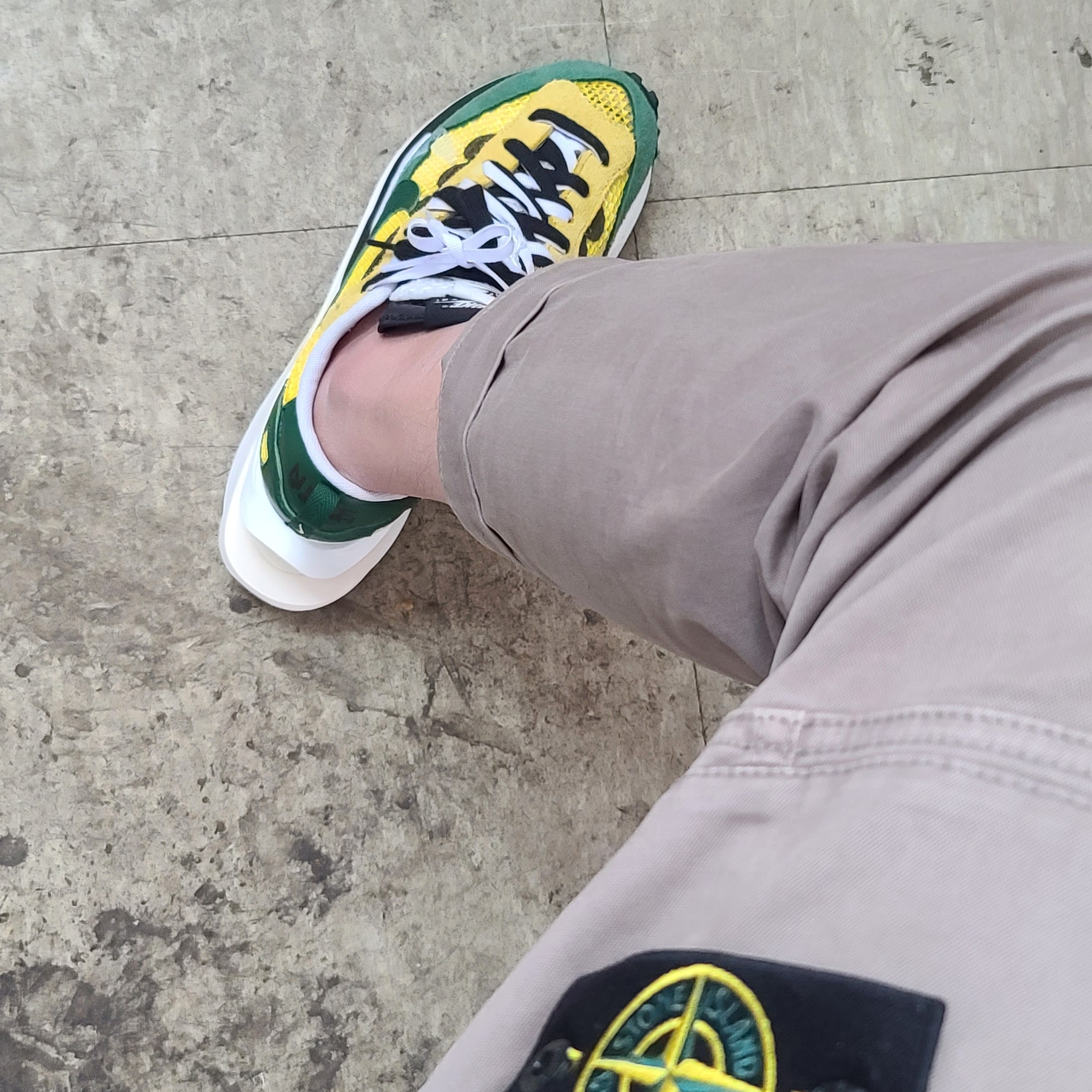 Nike x Sacai VaporWaffle Tour Yellow & Gorge Green Sail 착용 스타일