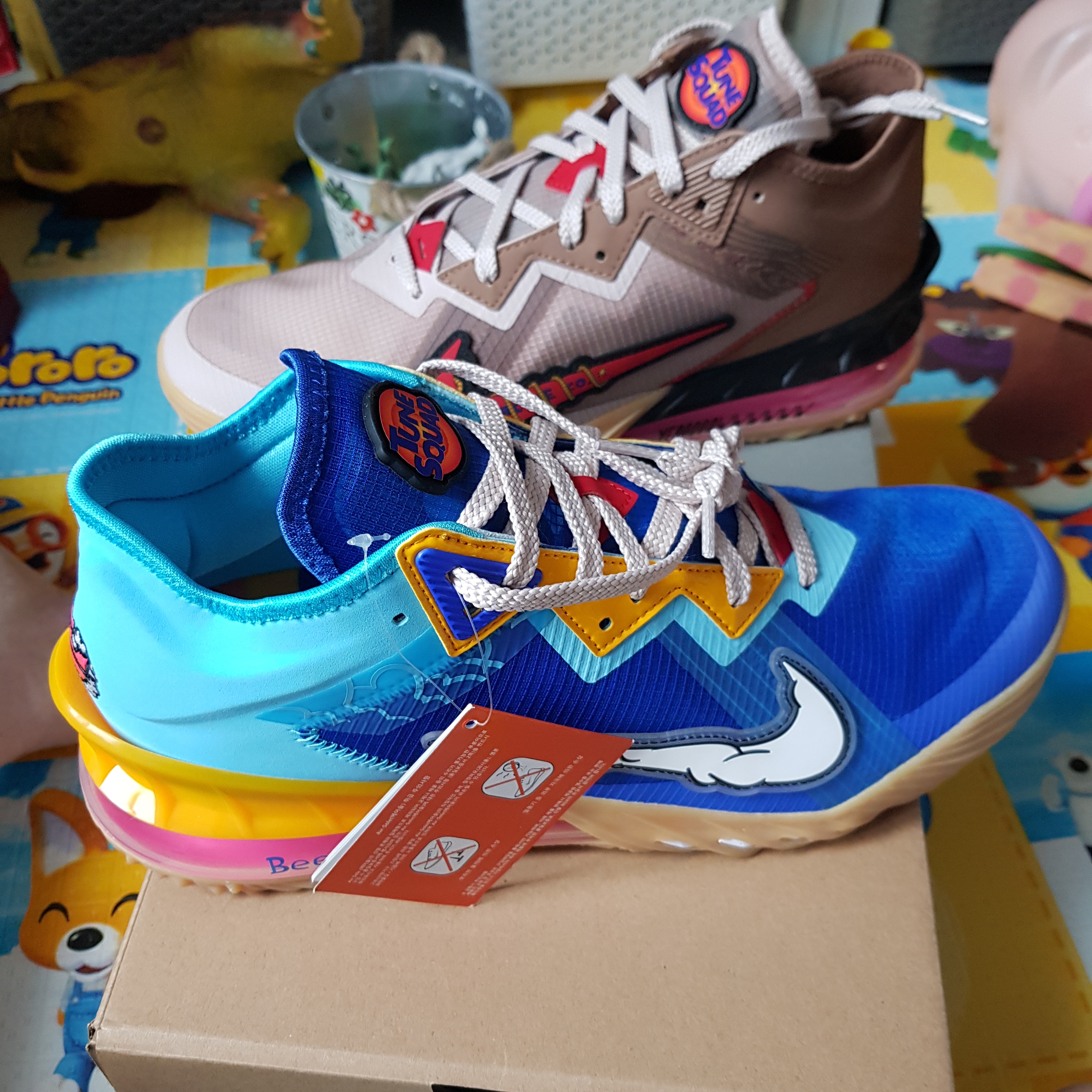 Nike LeBron 18 Low Wile E. vs Roadrunner 착용 스타일