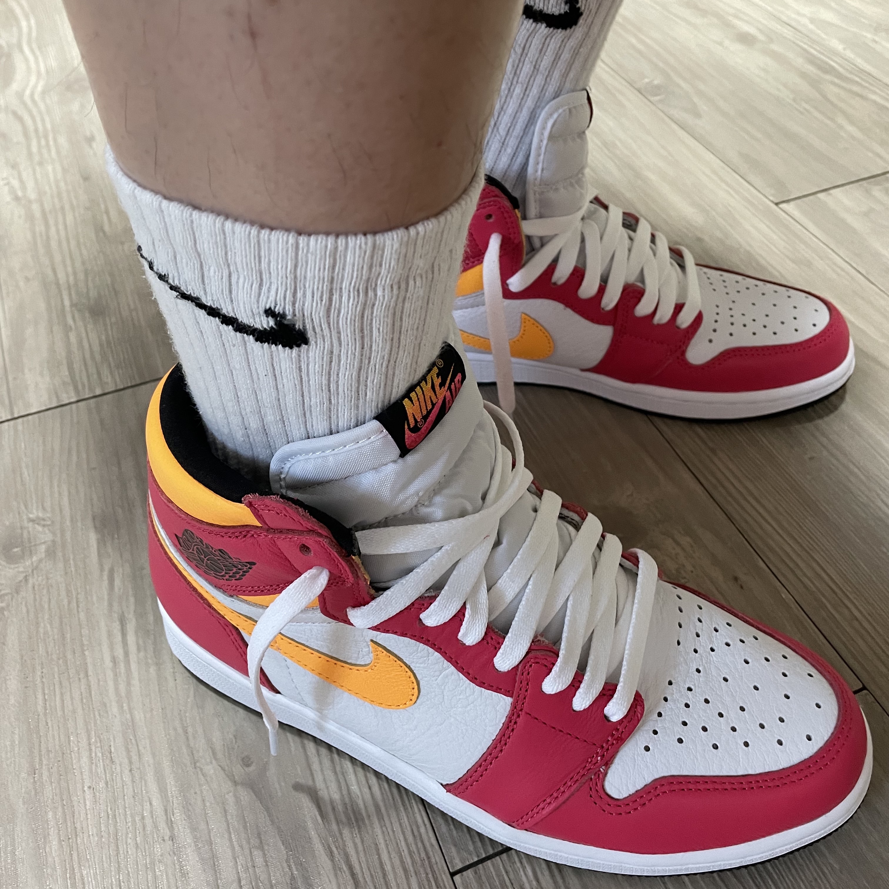 Jordan 1 Retro High OG Light Fusion Red 착용 스타일 - 4