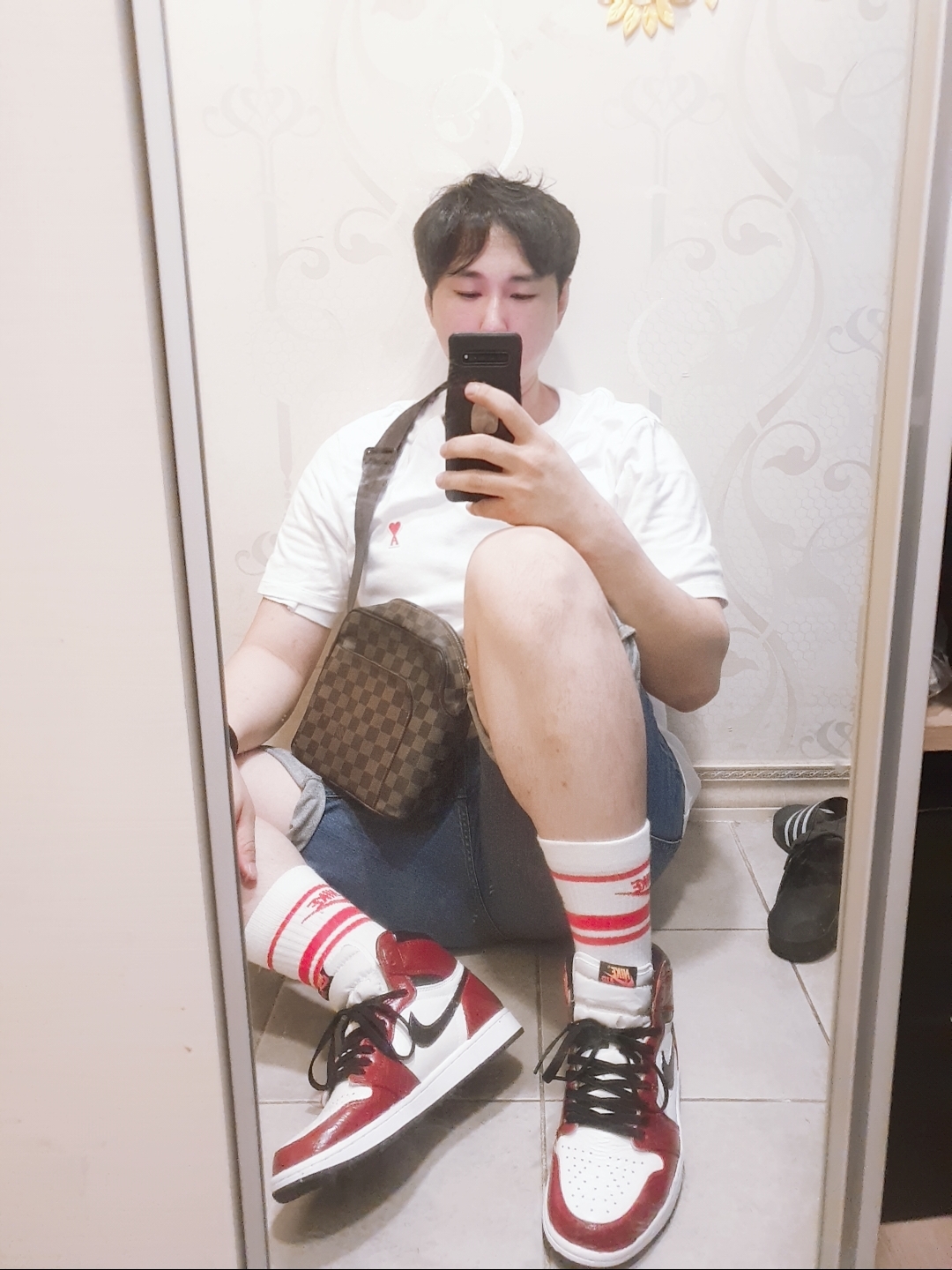 Jordan 1 Retro High OG Light Fusion Red, AMI de Coeur T-Shirt White Blanc 착용 스타일 - 2