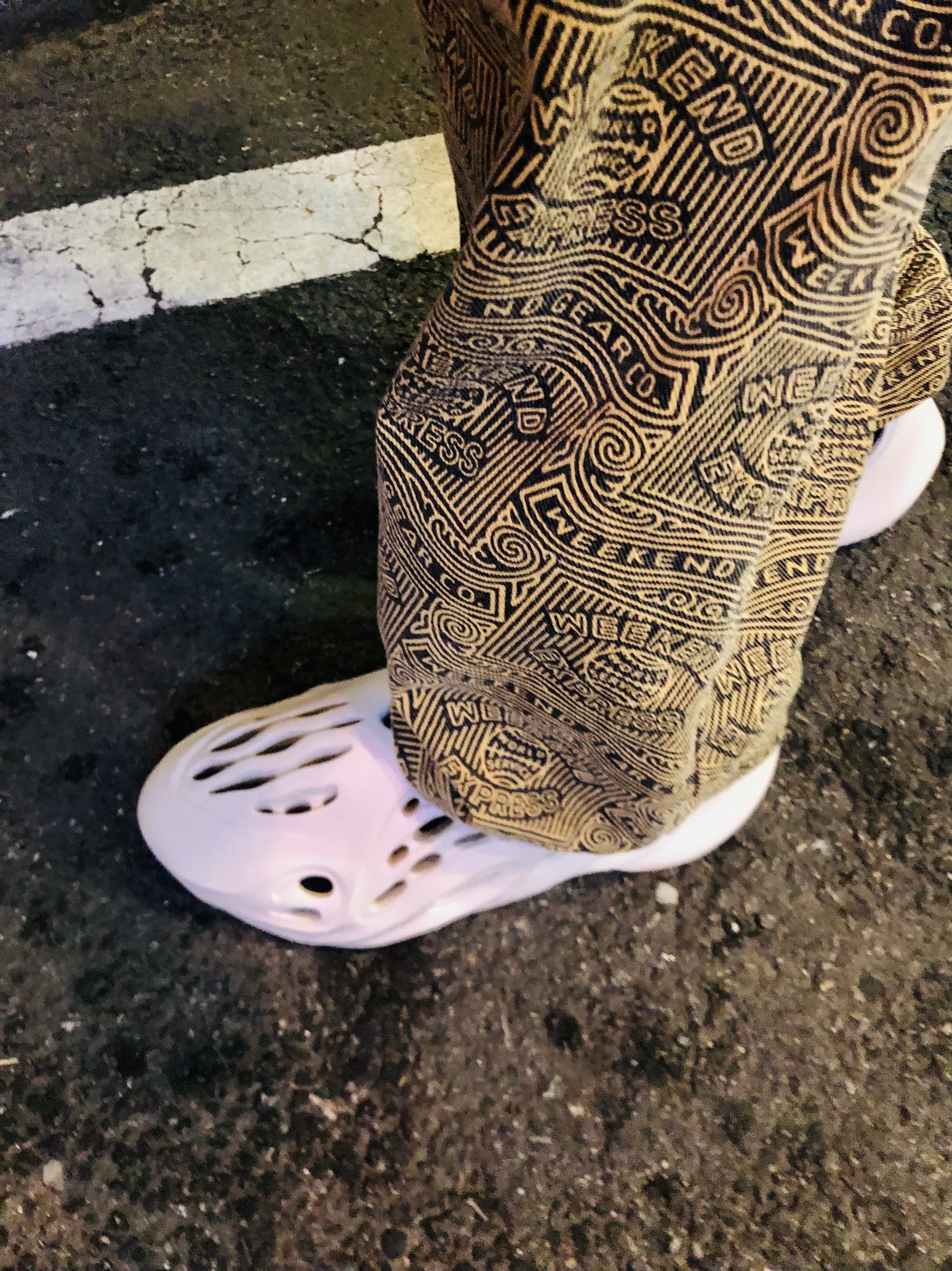 Adidas Yeezy Foam RNNR Sand 착용 스타일 - 5