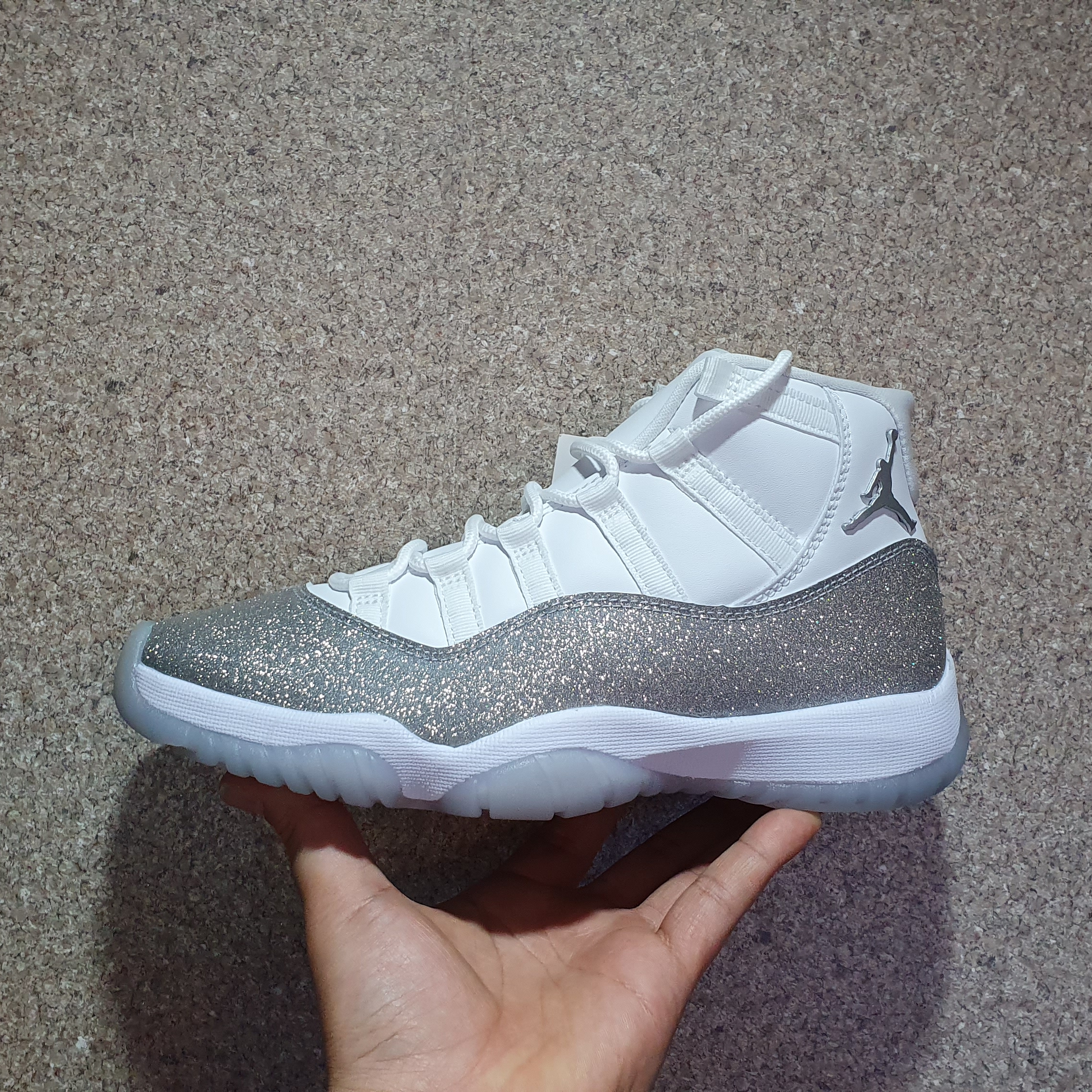(W) Jordan 11 Retro Vast Grey 착용 스타일 - 1