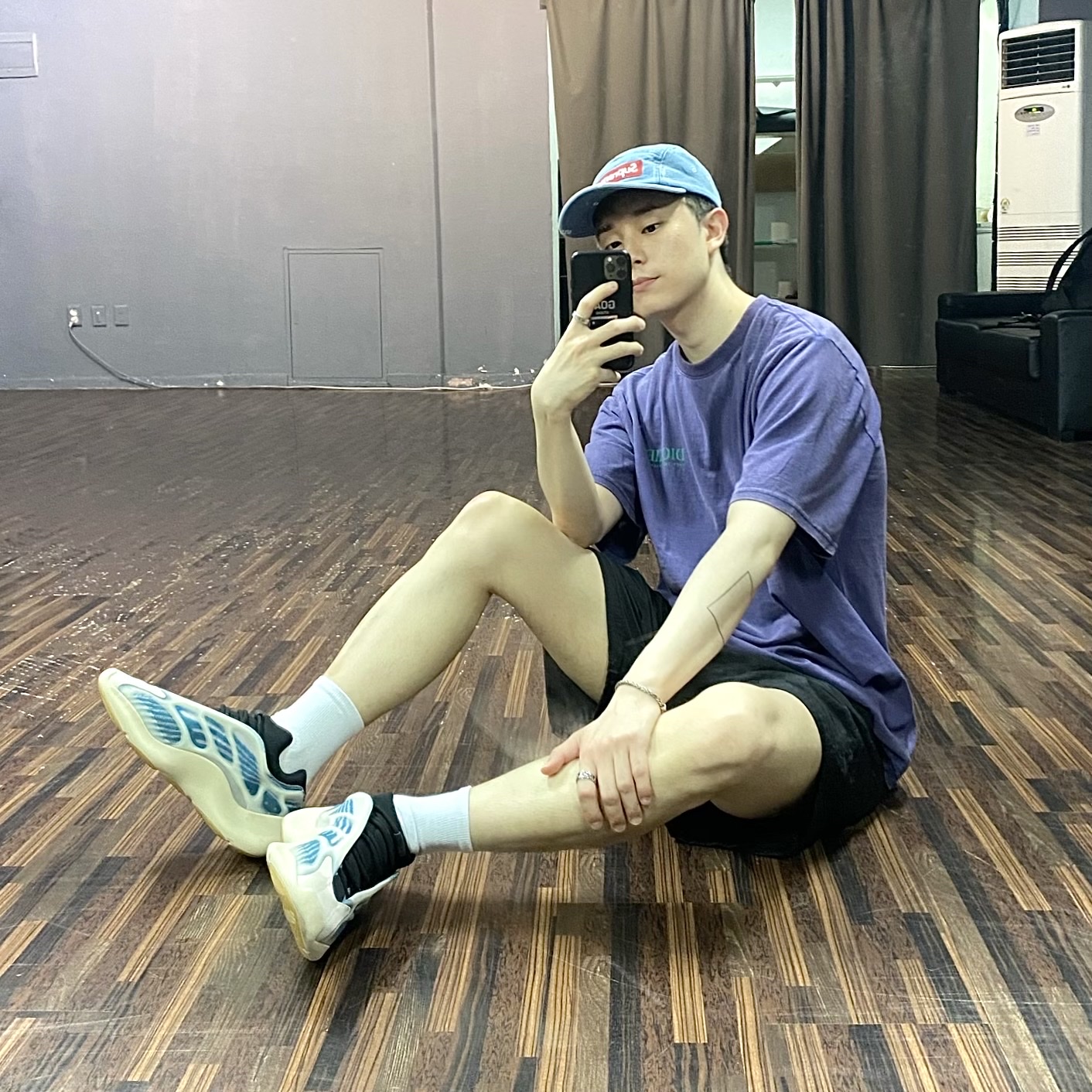 Adidas Yeezy 700 V3 Kyanite 착용 스타일