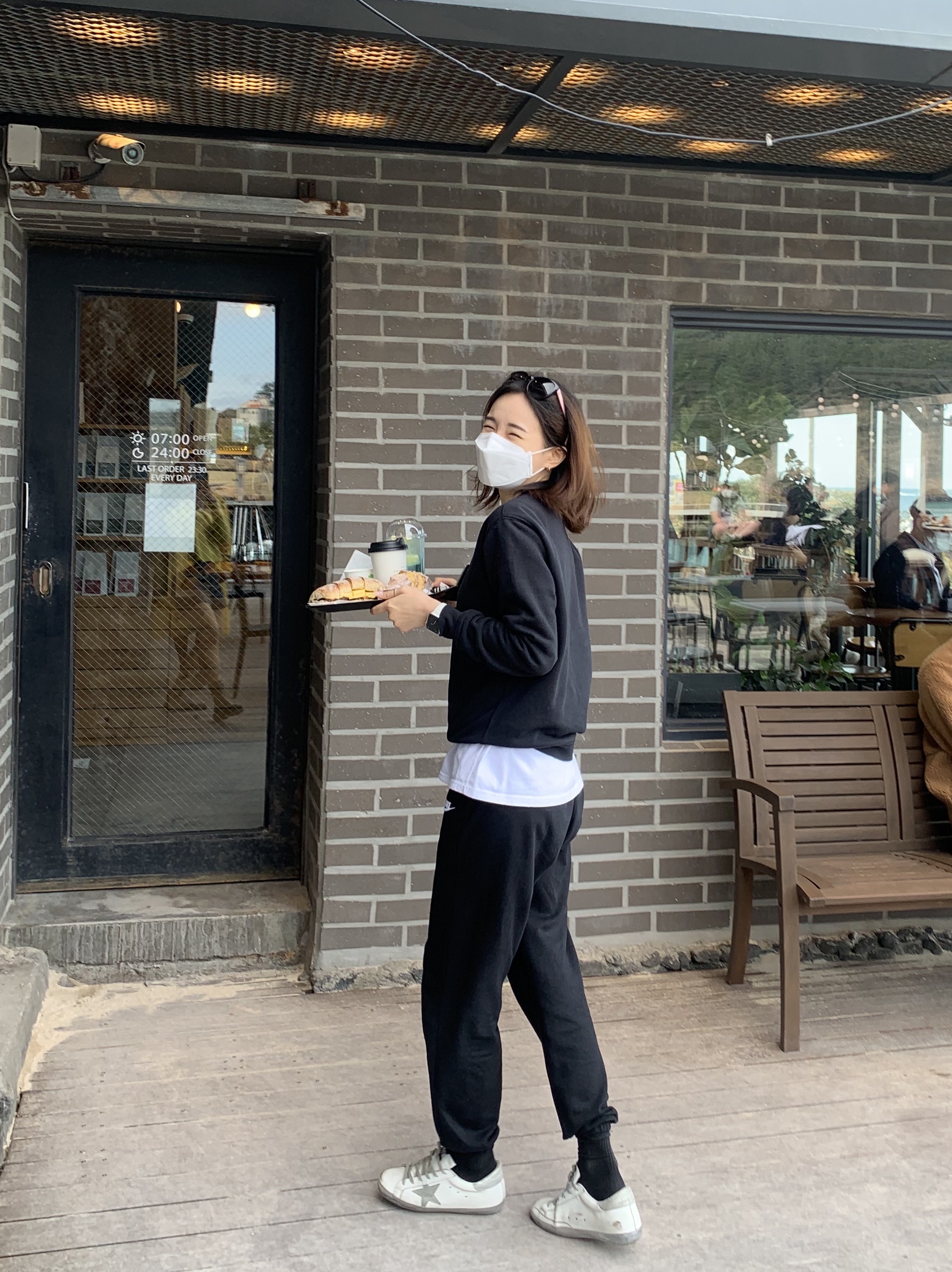 (W) Golden Goose Superstar White Silver Heel Tab Sneakers 착용 스타일