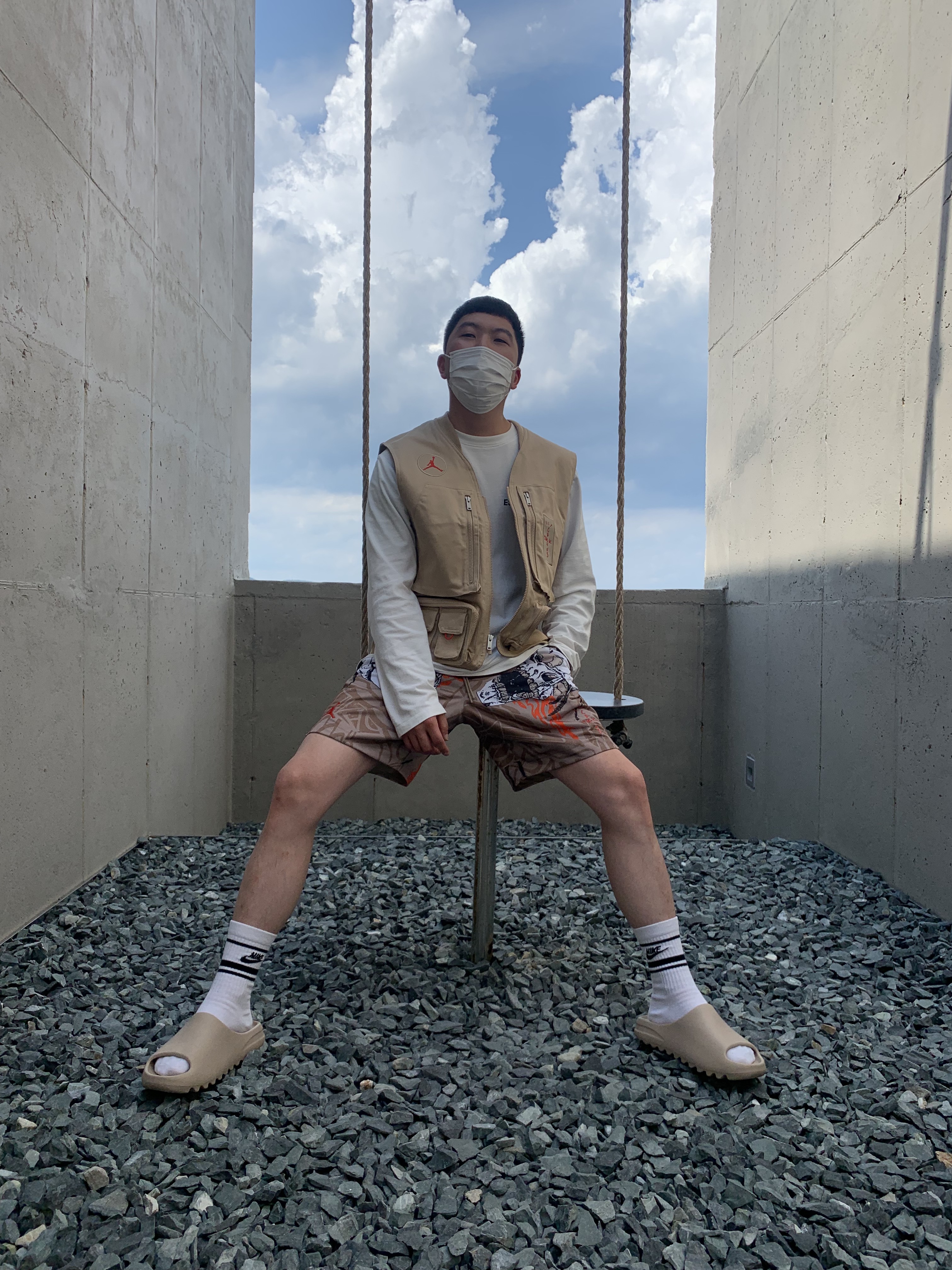 Adidas Yeezy Slide Pure, Jordan x Travis Scott Utility Vest - Asia 착용 스타일