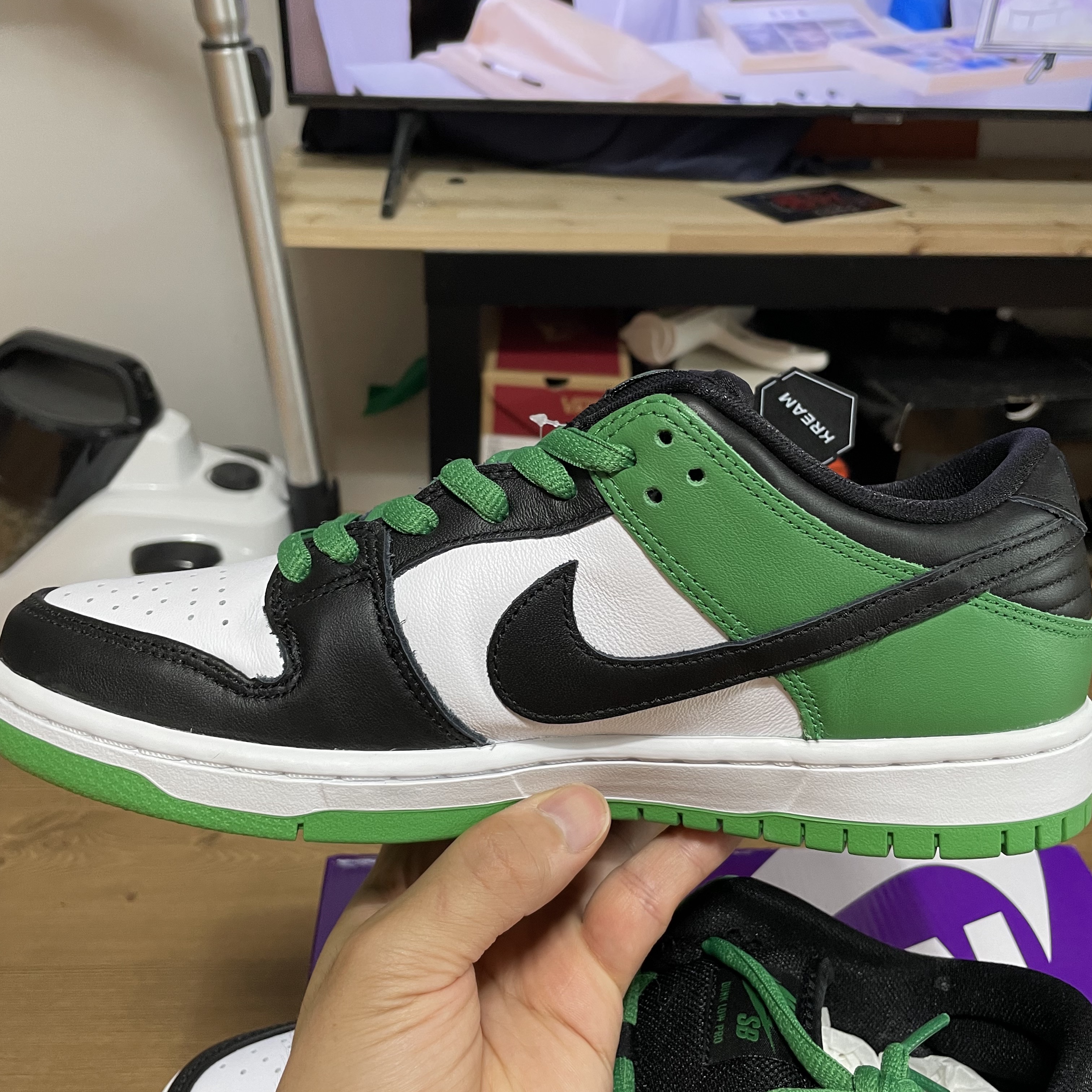Nike SB Dunk Low Pro Black and Classic Green 착용 스타일 - 5