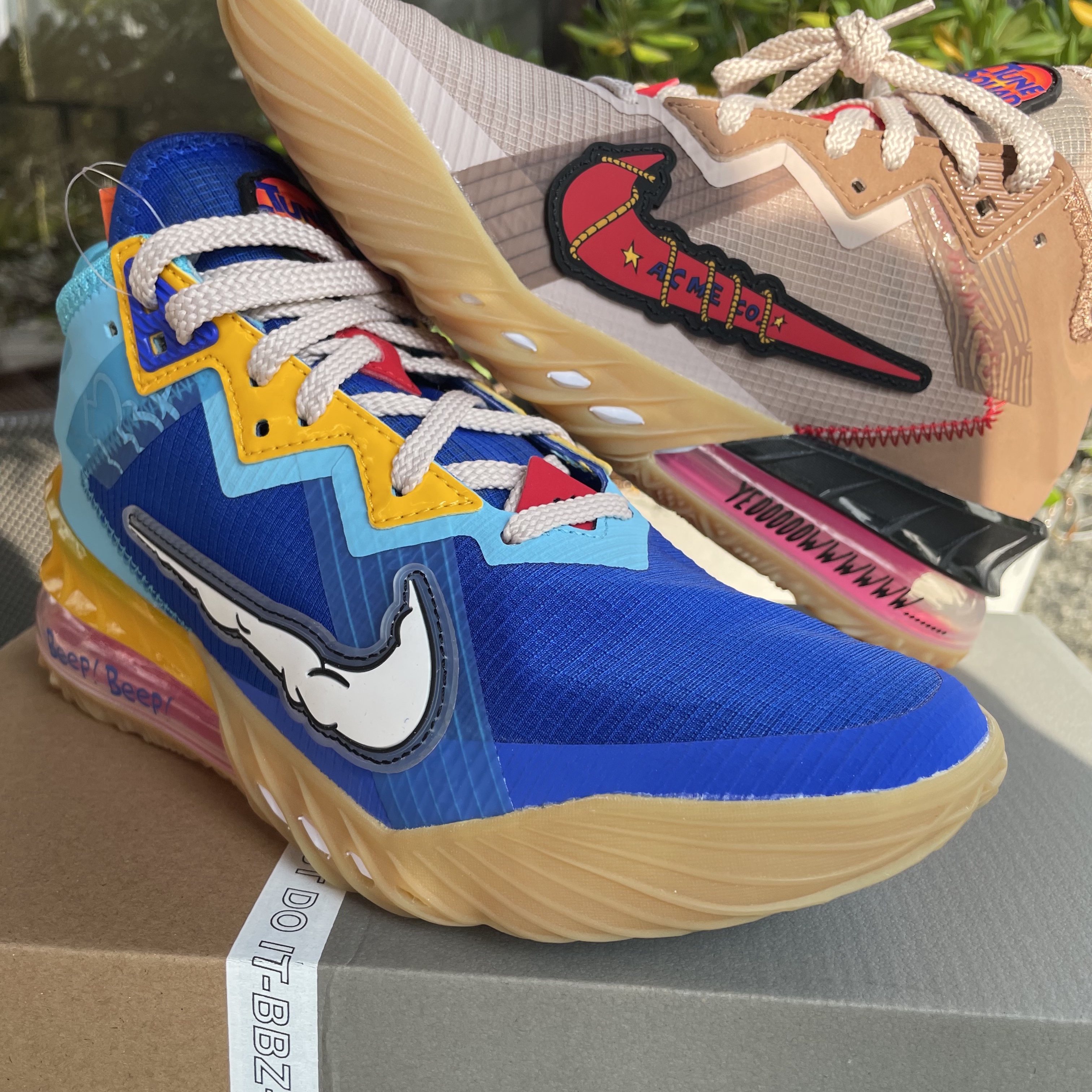 Nike LeBron 18 Low Wile E. vs Roadrunner 착용 스타일 - 2