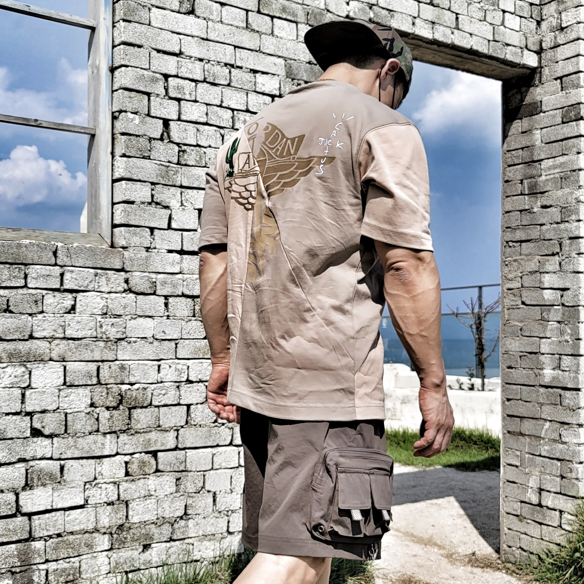 Jordan x Travis Scott S/S Top - Asia, Nike ACG Cargo Shorts Ironstone - Asia 착용 스타일 - 2