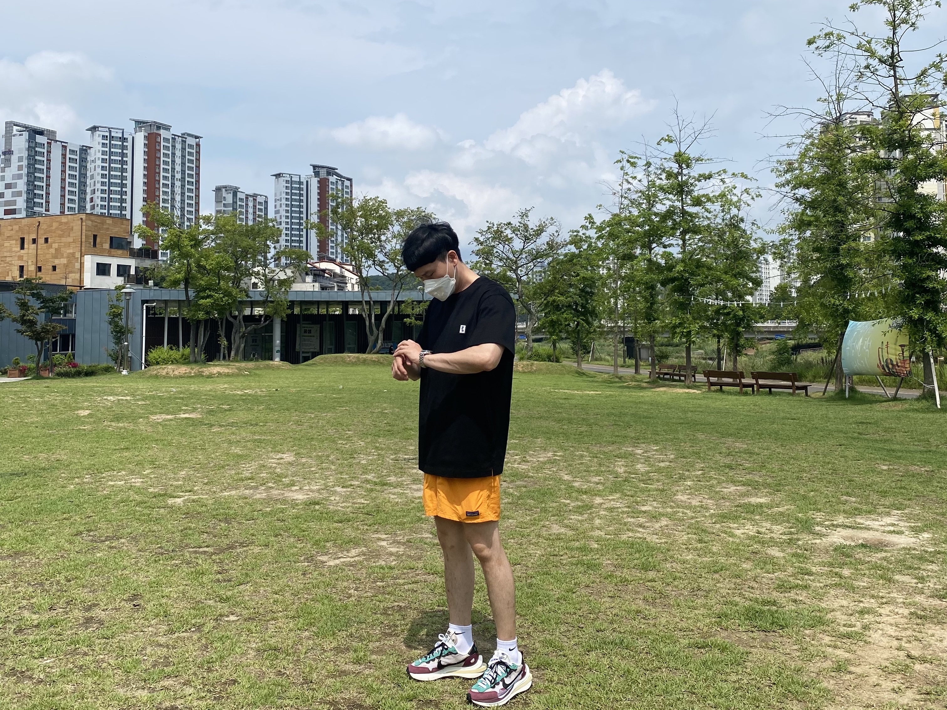 Nike x Sacai VaporWaffle String & Black Villain Red 착용 스타일
