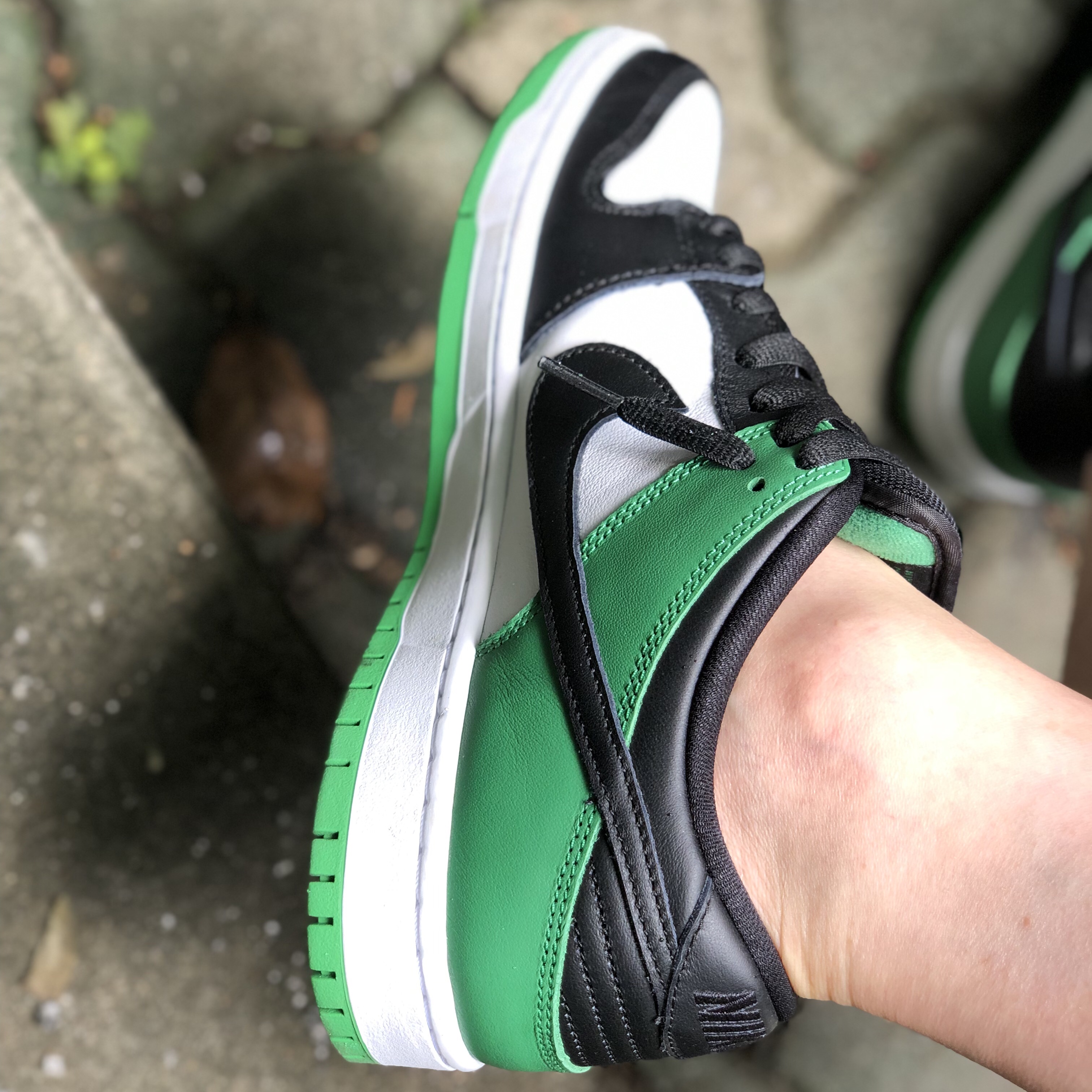 Nike SB Dunk Low Pro Black and Classic Green 착용 스타일 - 3
