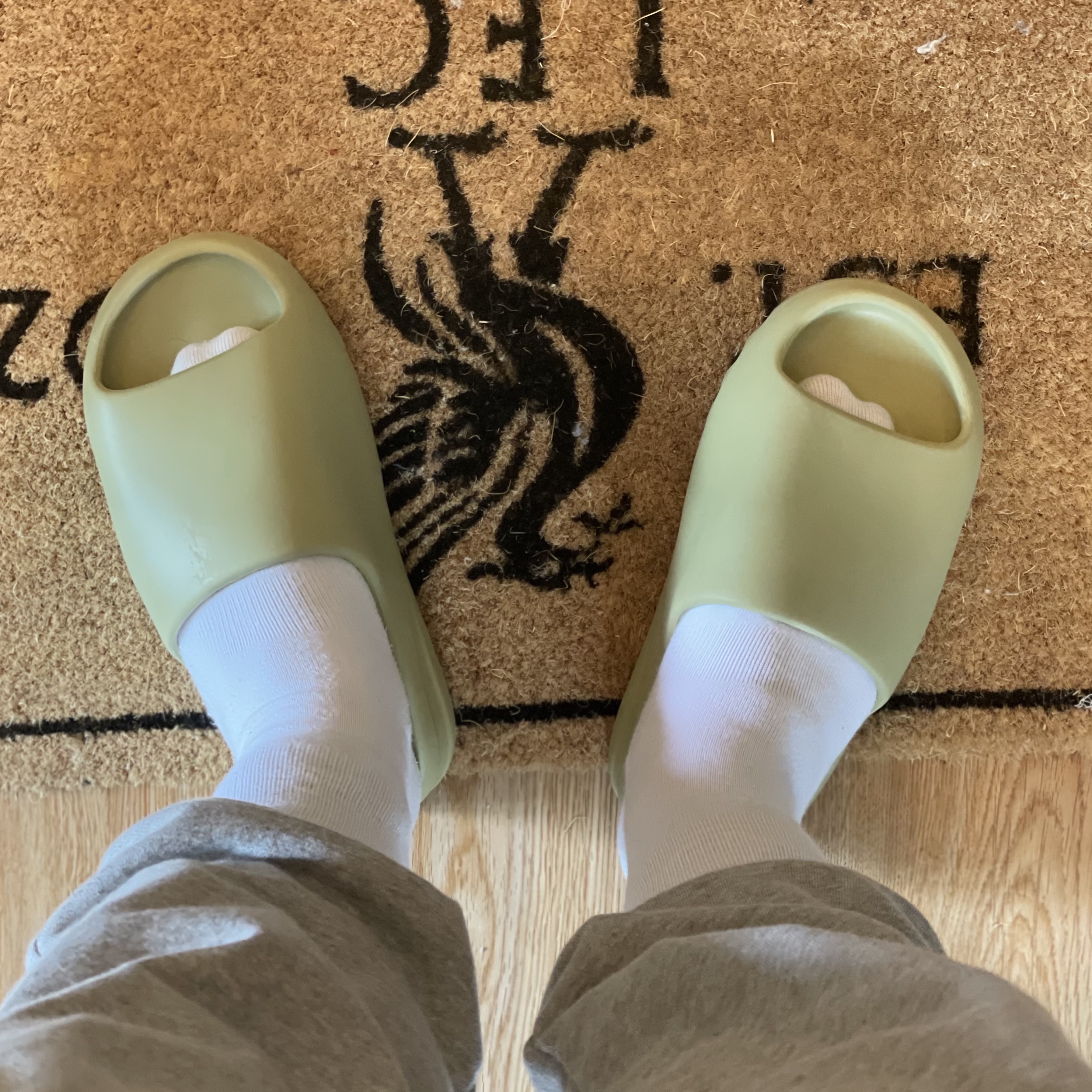 Adidas Yeezy Slide Resin 2021 착용 스타일