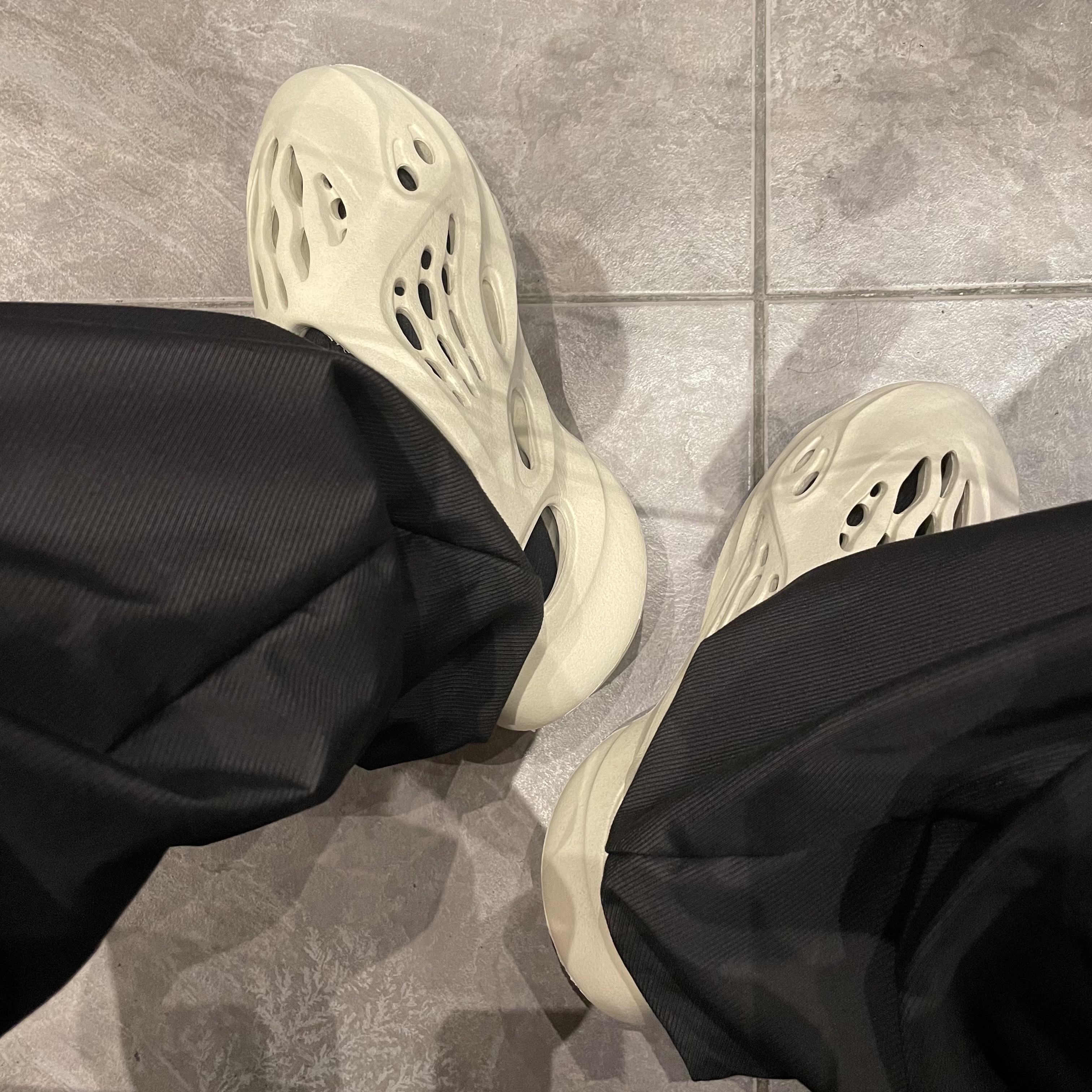 Adidas Yeezy Foam RNNR Sand 착용 스타일