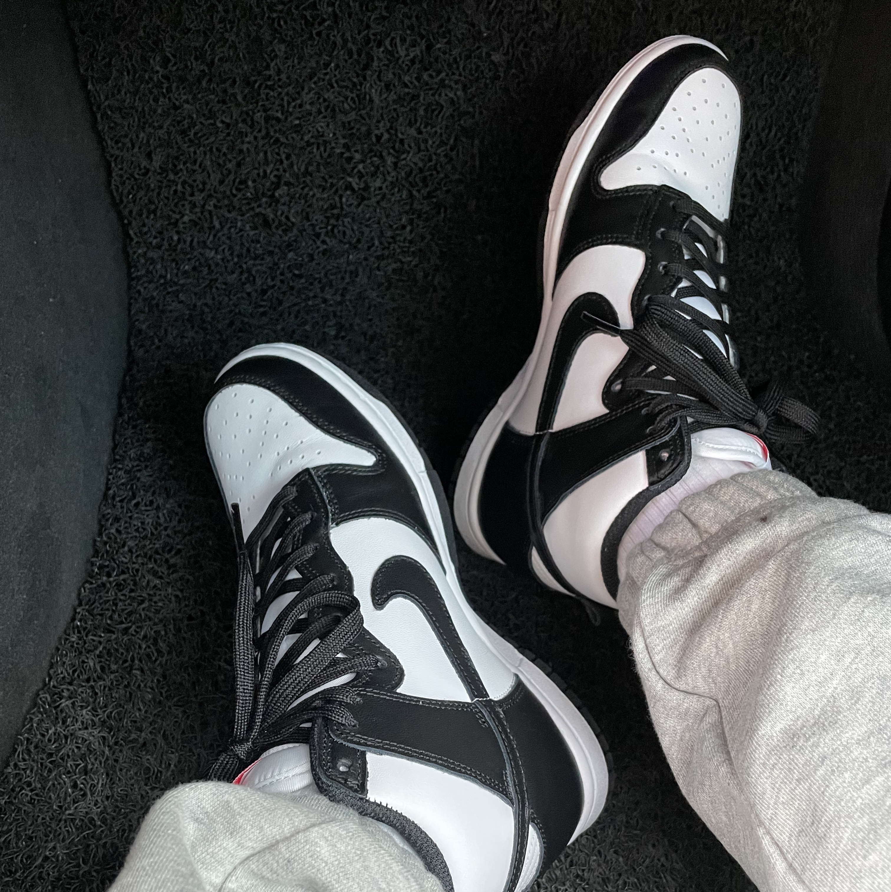 (W) Nike Dunk High Black and White 착용 스타일 - 1