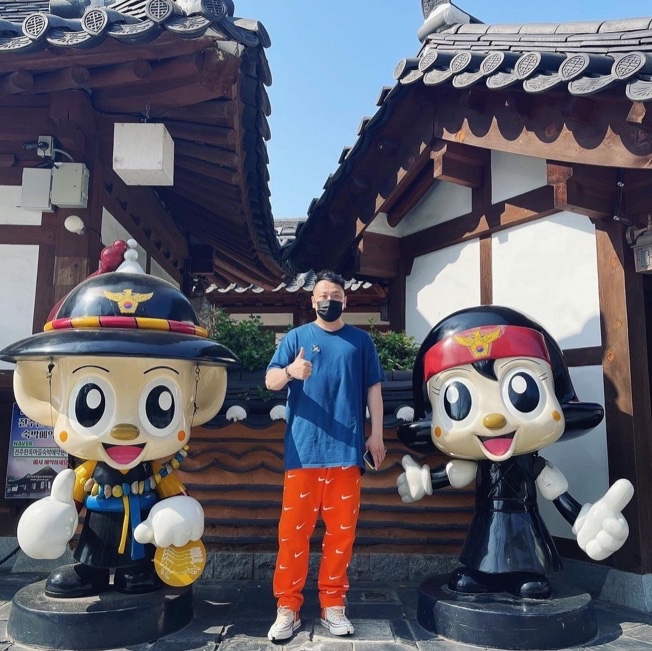Converse x Feng Chen Wang Chuck 70 2-in-1 Persimmon Orange, Nike x Kith New York Knicks AOP Fleece Pants Orange 착용 스타일