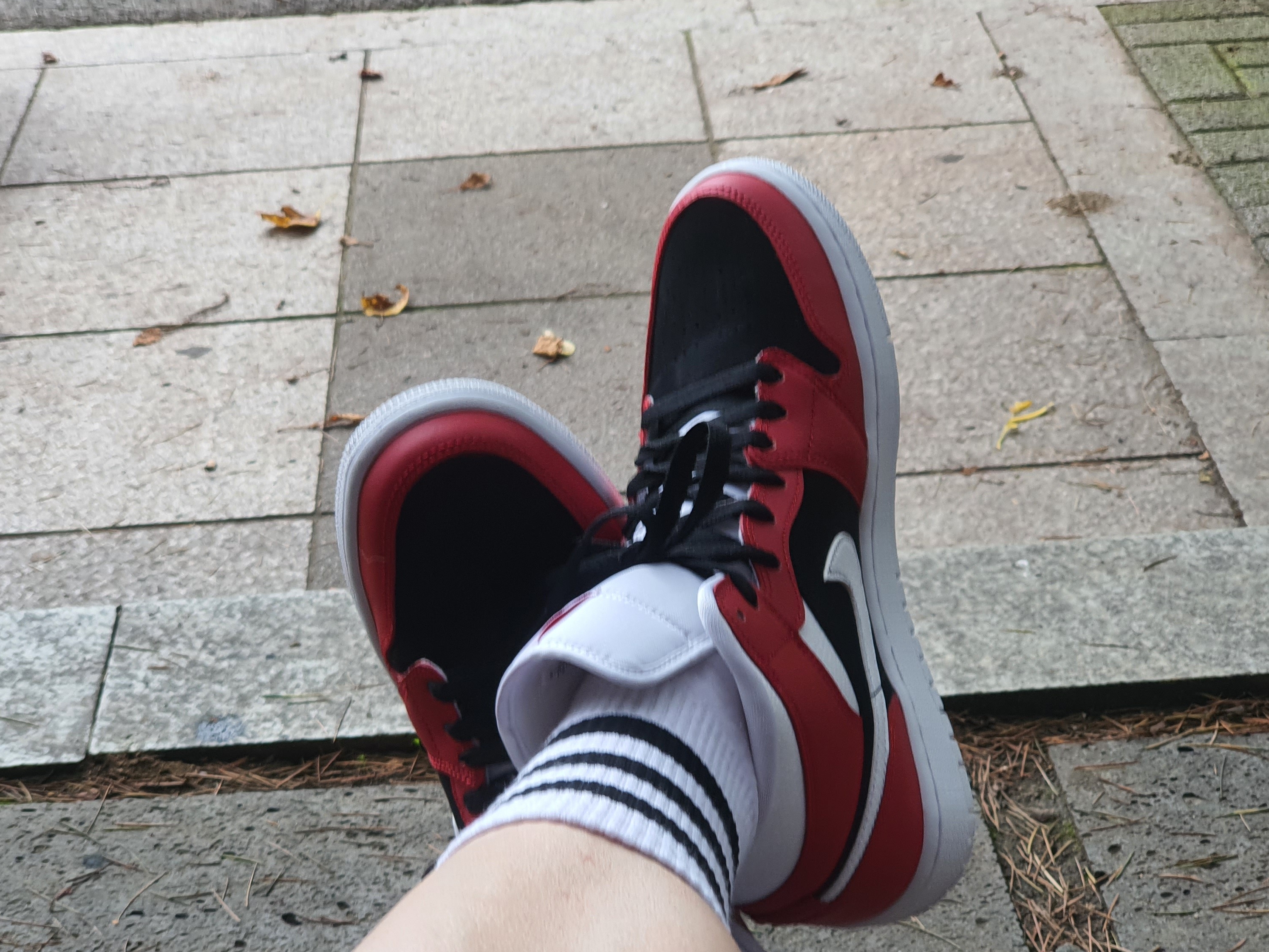 (W) Jordan 1 Mid Gym Red Black 착용 스타일 - 3