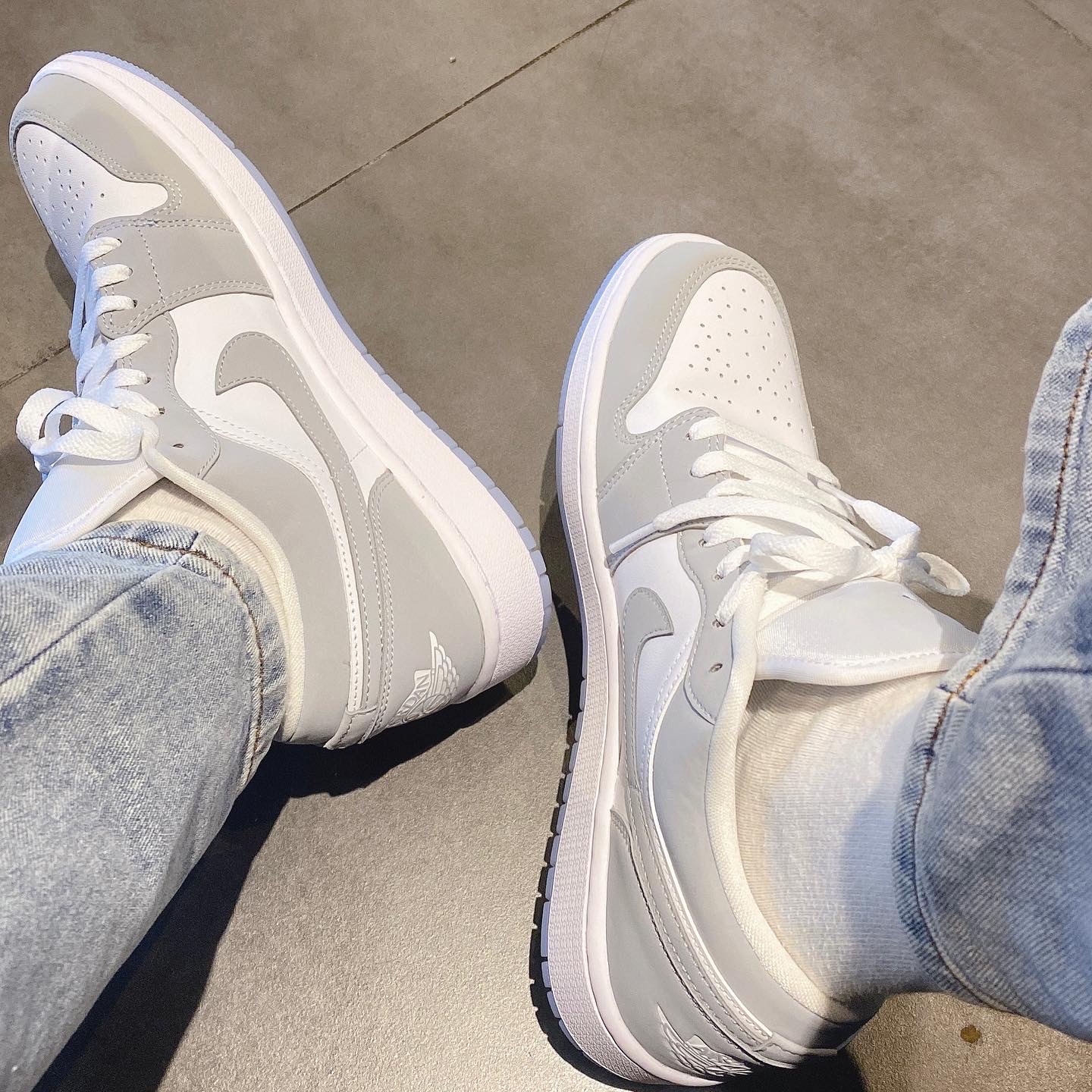 (W) Jordan 1 Low White Wolf Grey 착용 스타일 - 1