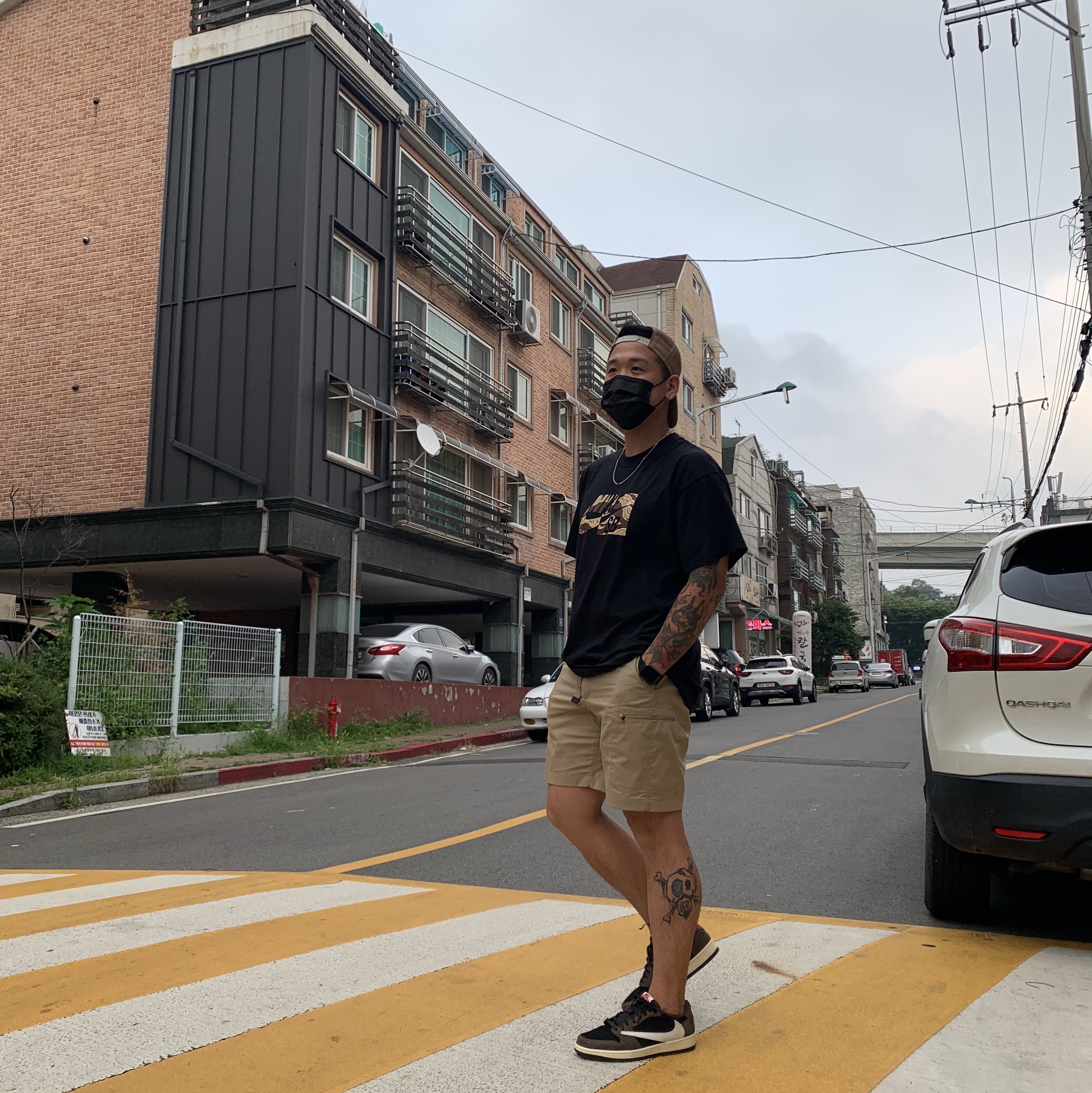 Jordan 1 x Travis Scott Retro Low OG SP Mocha 착용 스타일 - 1