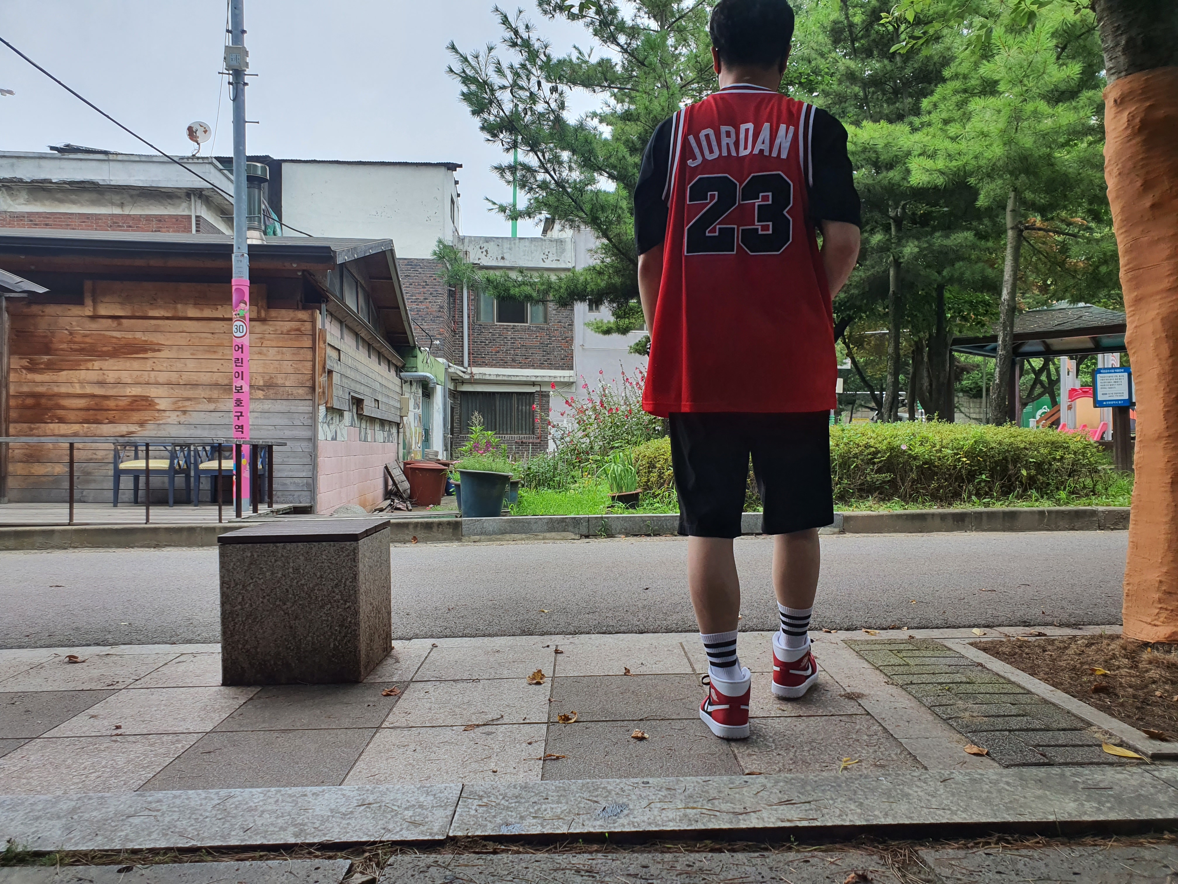 (W) Jordan 1 Mid Gym Red Black 착용 스타일 - 1