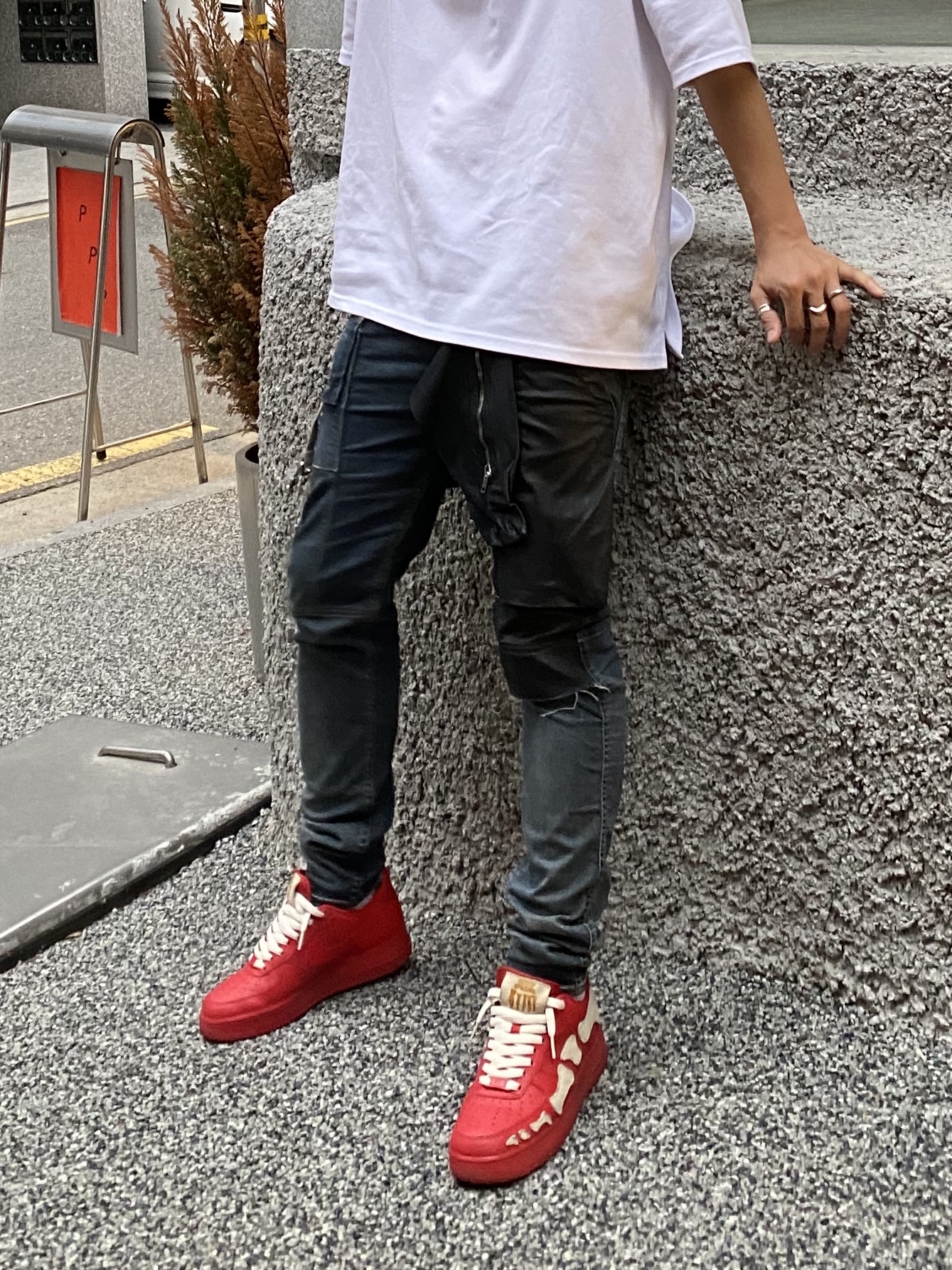 Nike Air Force 1 '07 LV8 Low 1 Triple Red 착용 스타일 - 2