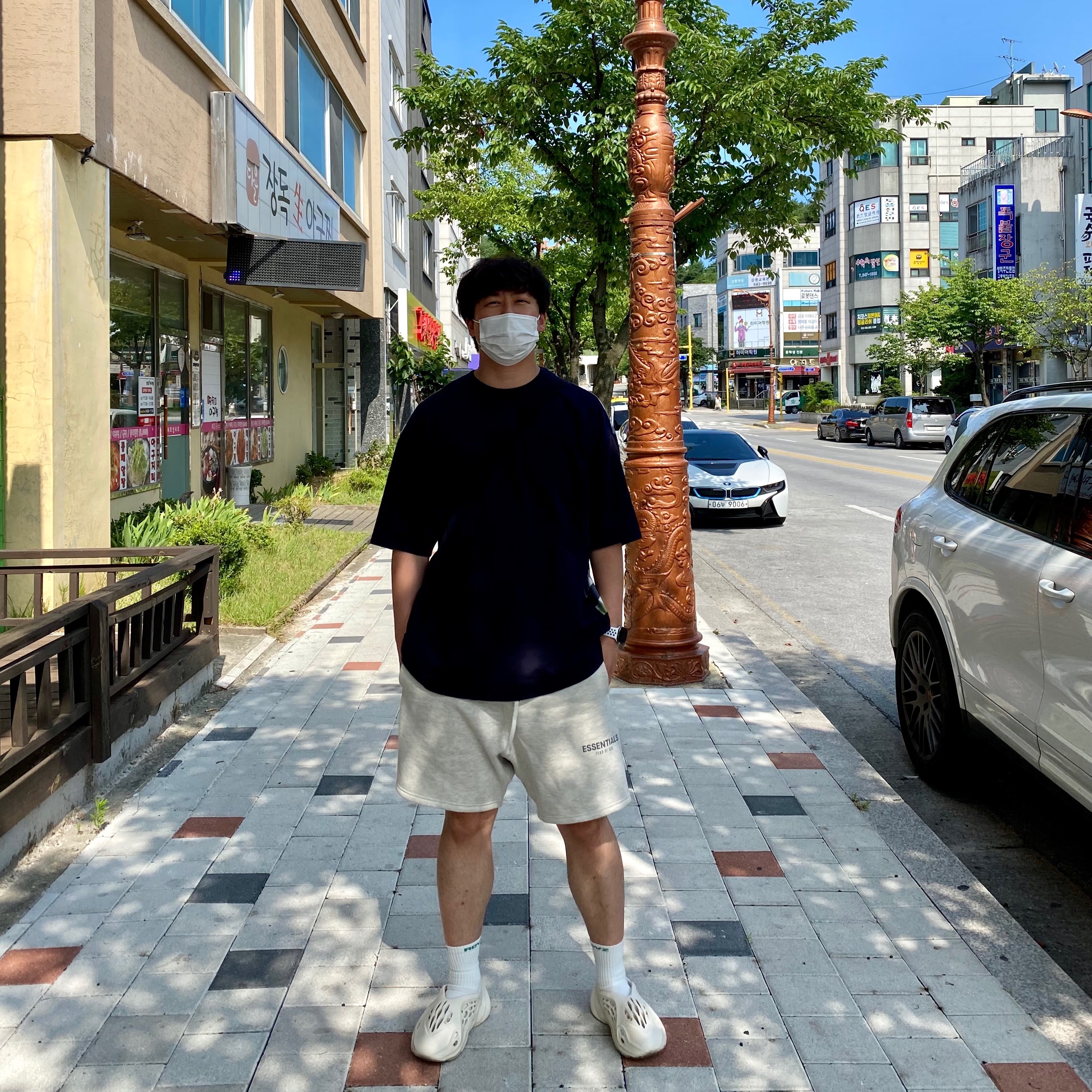 Essentials Sweatshorts Cream - 21SS, Adidas Yeezy Foam RNNR Sand 착용 스타일 - 1