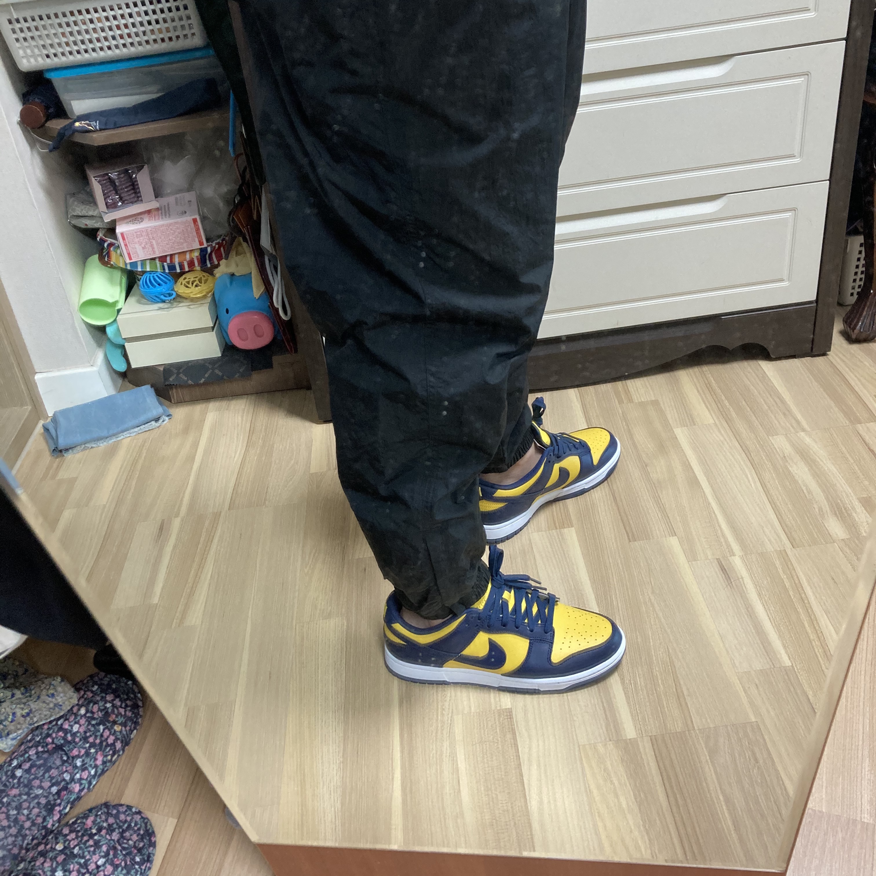 Nike Dunk Low Retro Varsity Maize, Nike M NRG Solo Swoosh Track Pants Black - Asia 착용 스타일 - 1