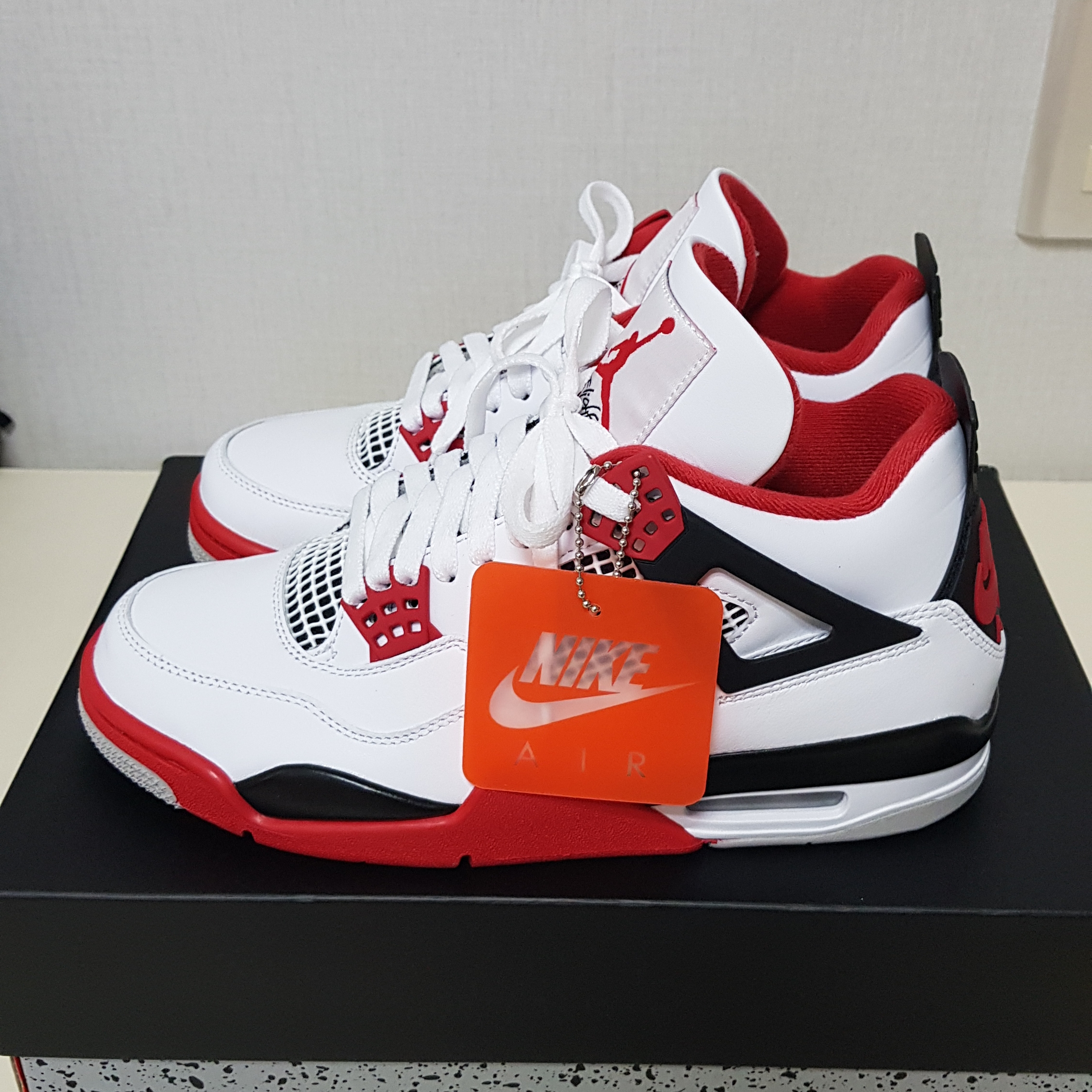 Jordan 4 Retro OG Fire Red 2020 착용 스타일 - 1