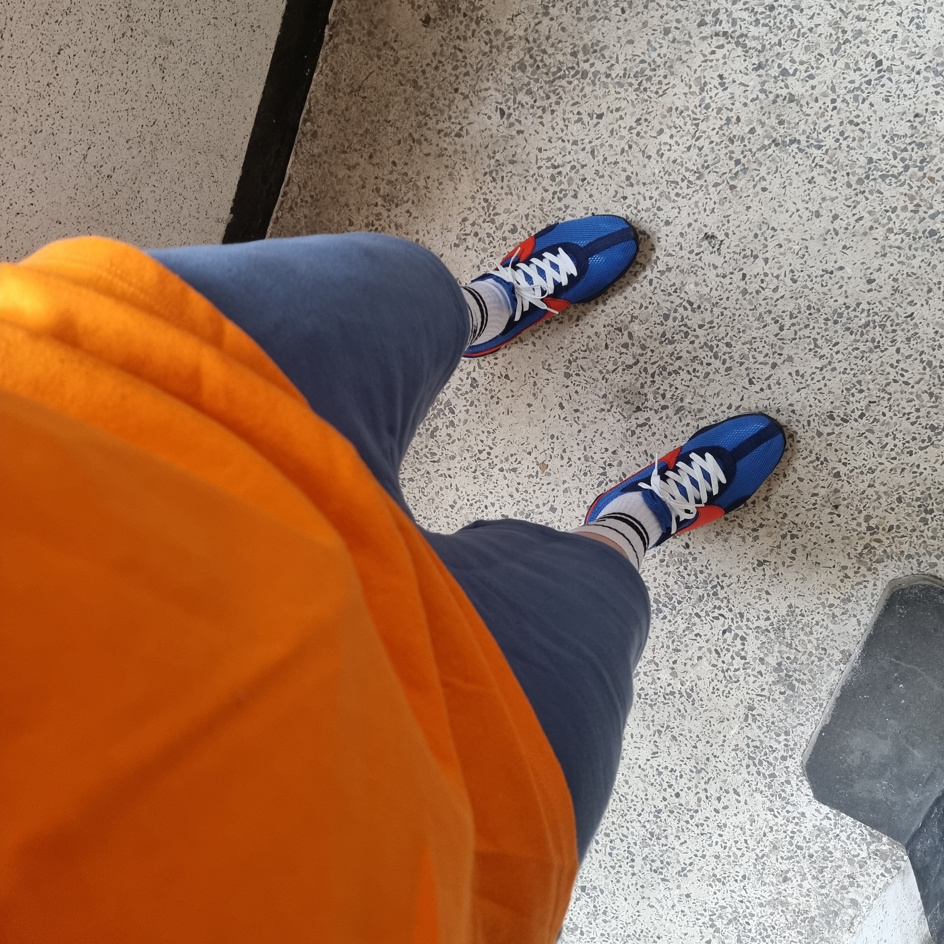 Nike Moon Racer Mountain Blue Team Orange 착용 스타일