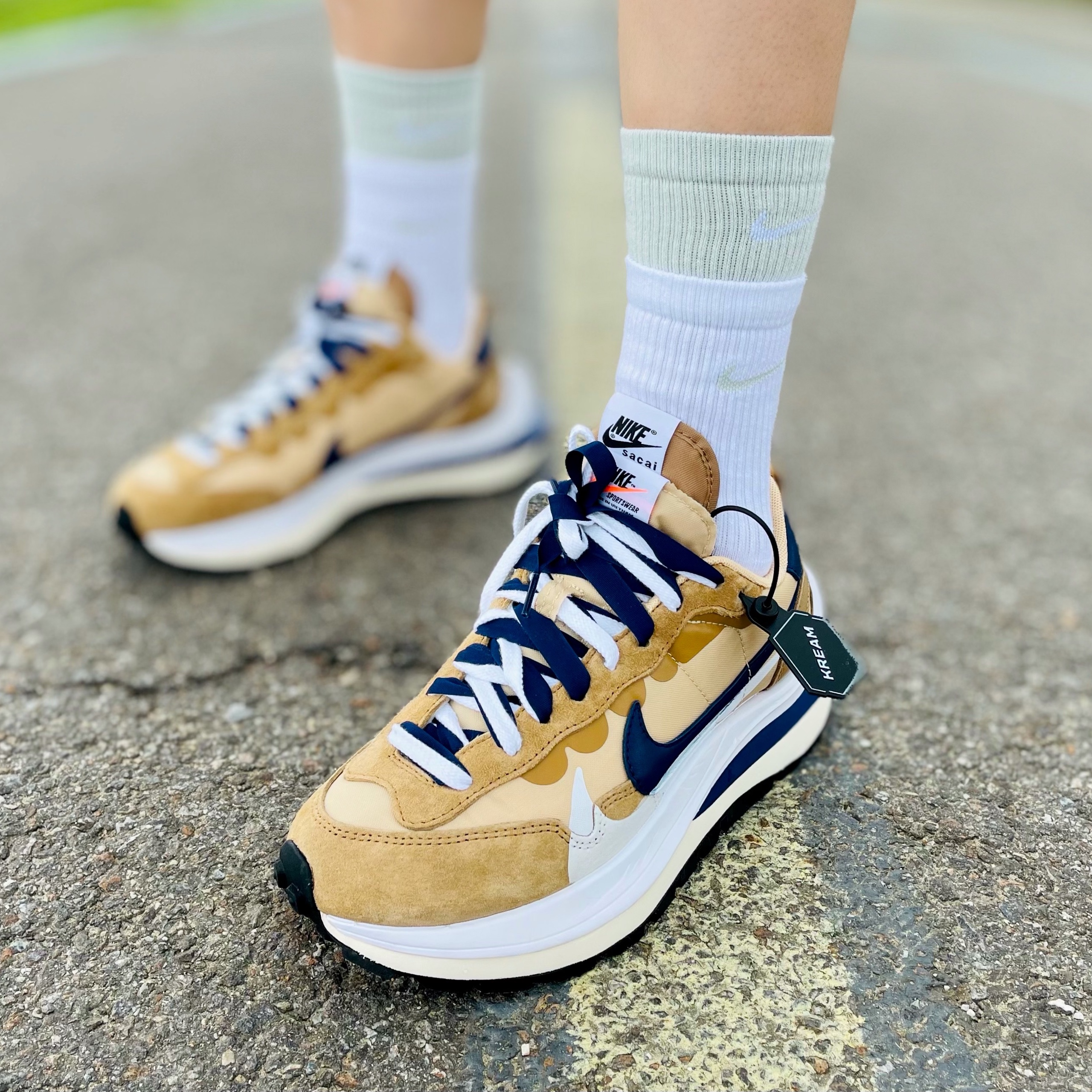 Nike x Sacai VaporWaffle Sesame and Blue Void 착용 스타일