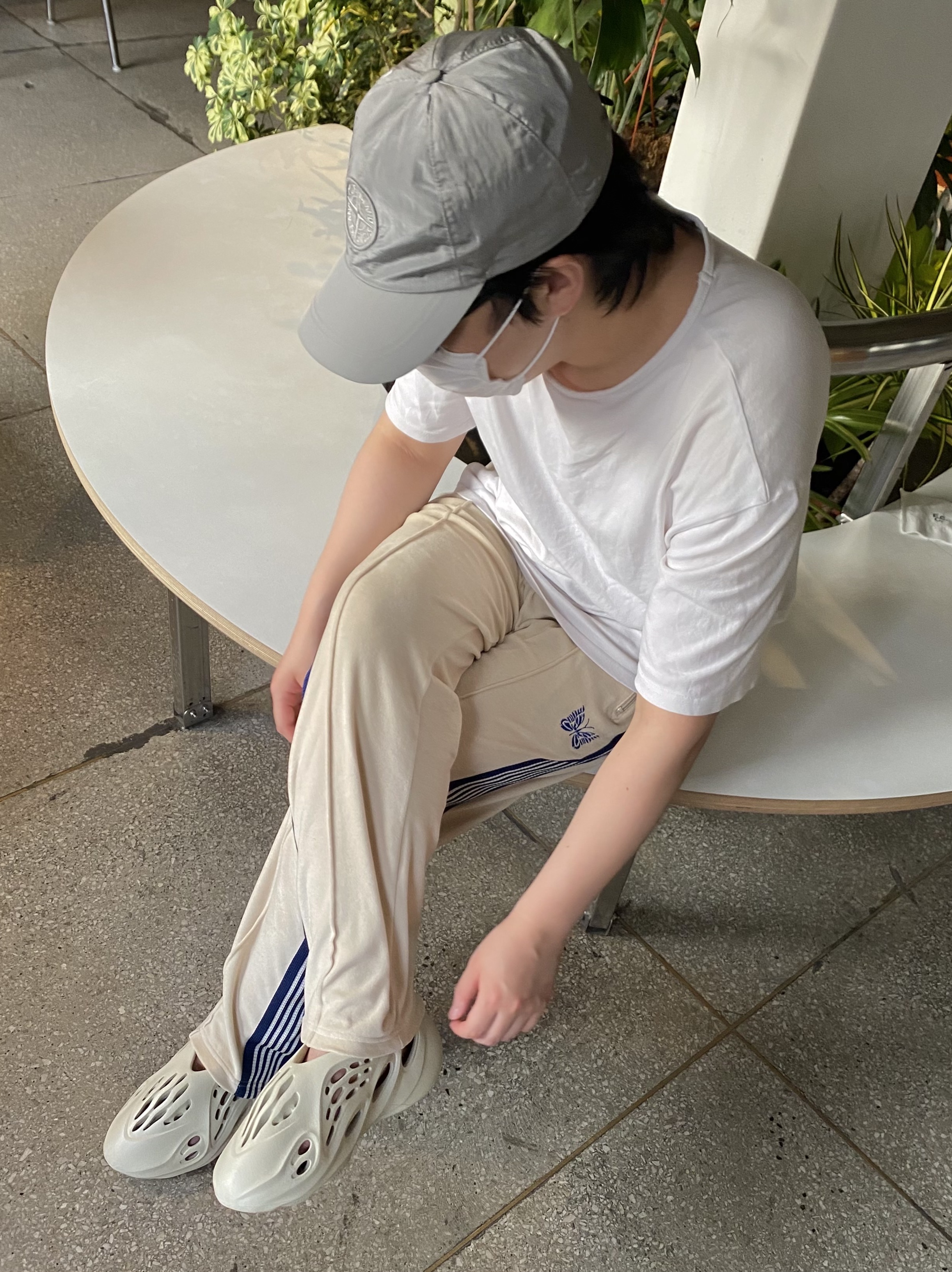 Adidas Yeezy Foam RNNR Sand 착용 스타일