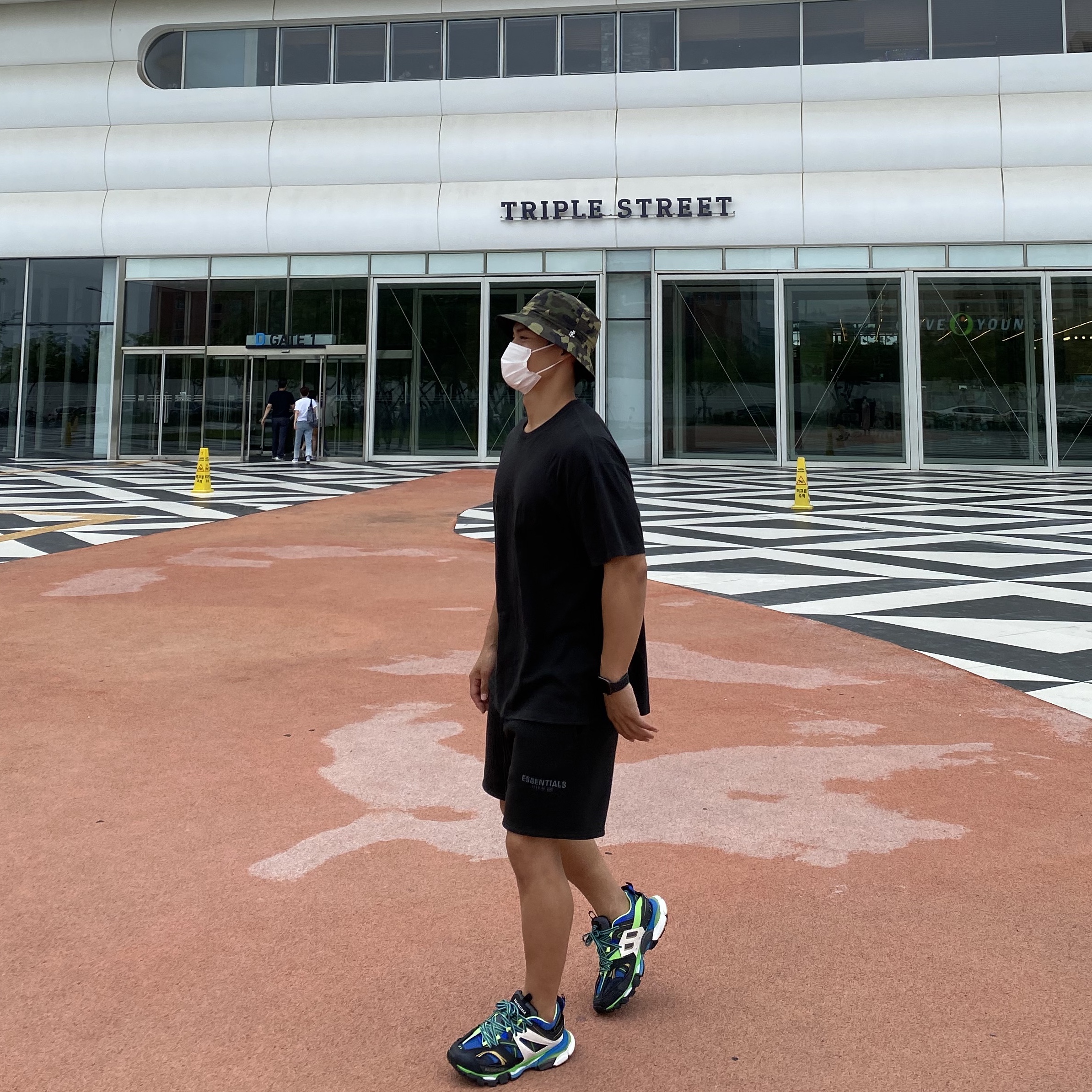 Essentials 3D Silicon Applique Boxy T-Shirt Dark Slate/Black 2020, Essentials Sweatshorts Black 2020 착용 스타일