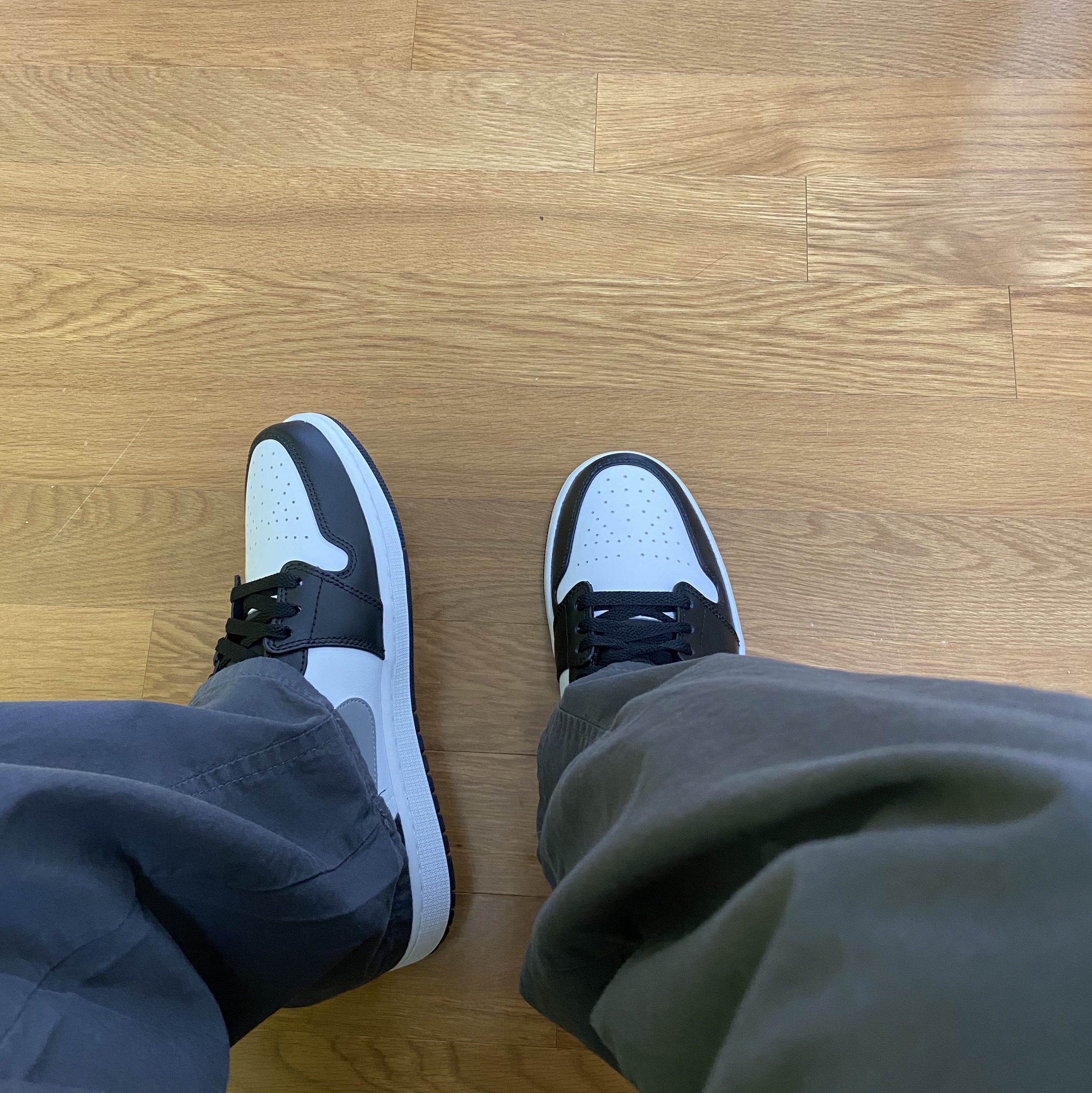 Jordan 1 Low Black Particle Grey 착용 스타일 - 3