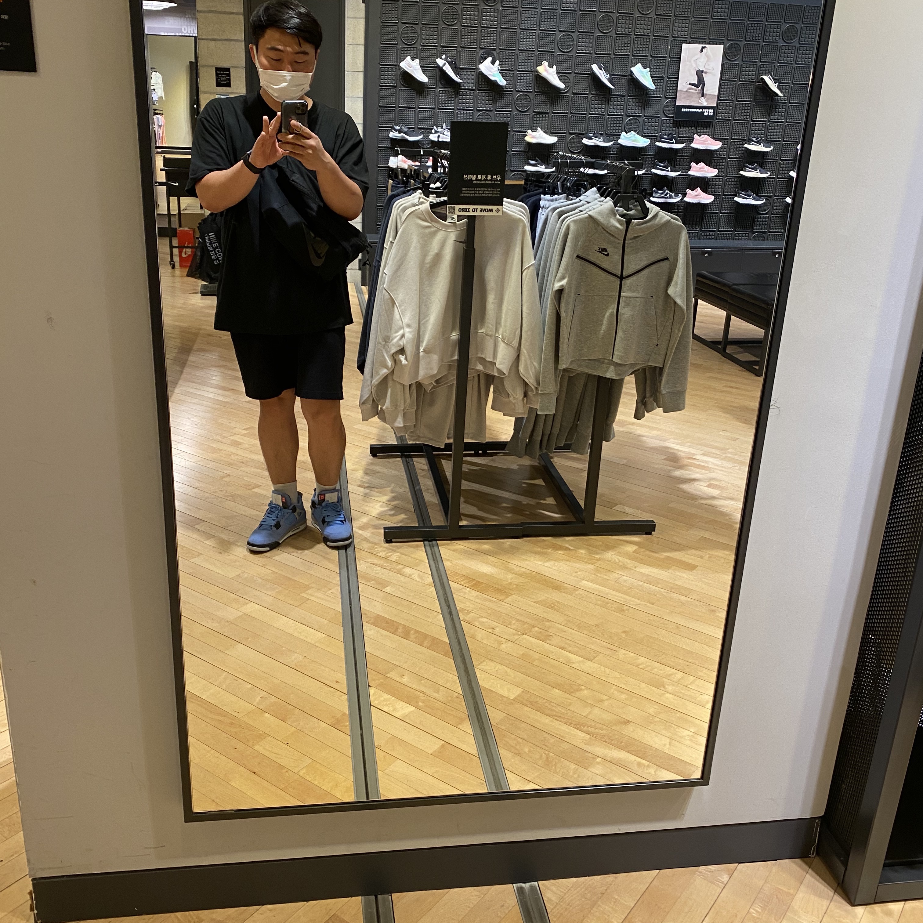 Jordan 4 Retro University Blue, Essentials T-Shirt Black - 21SS 착용 스타일 - 2