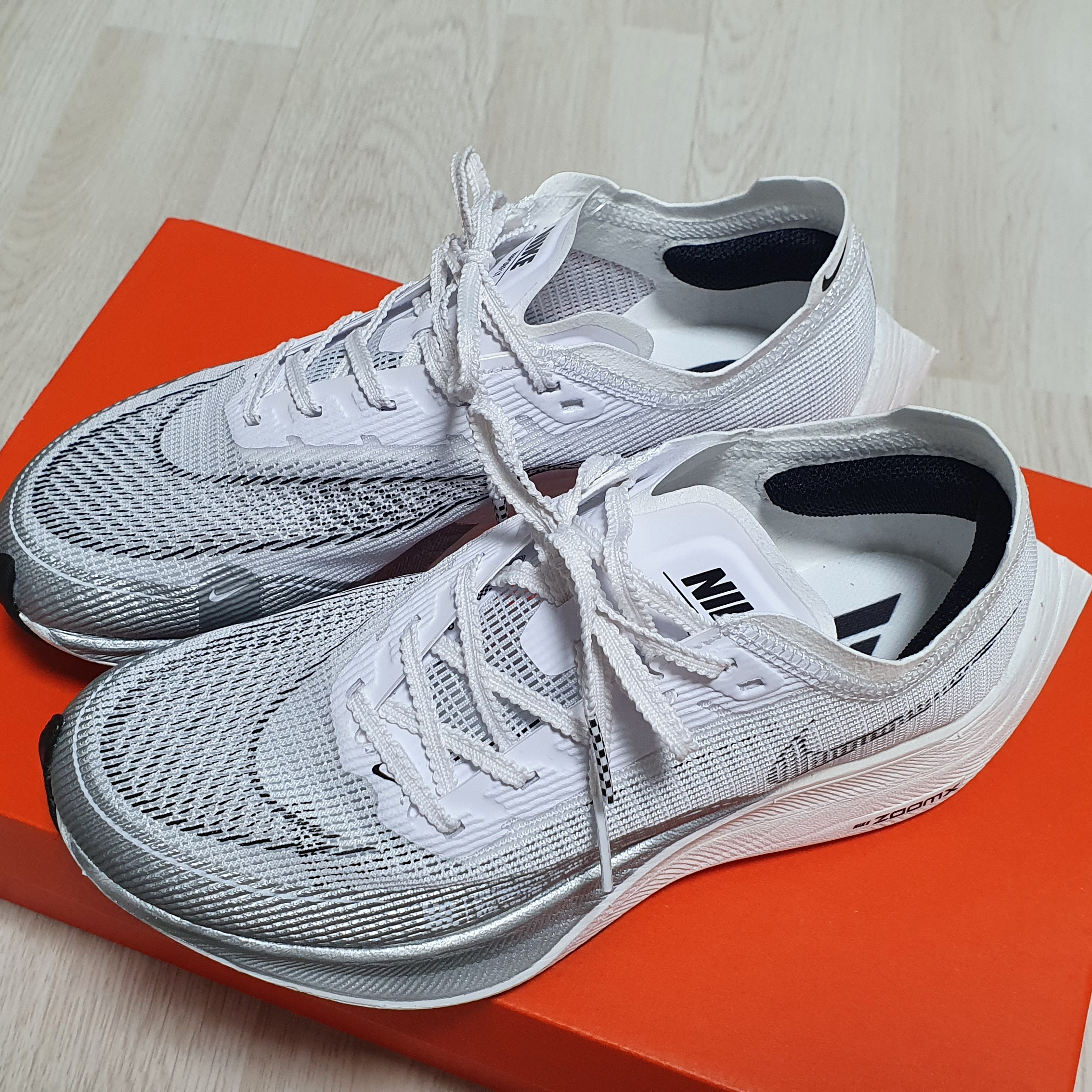 Nike ZoomX Vaporfly Next% 2 White Metallic Silver 착용 스타일