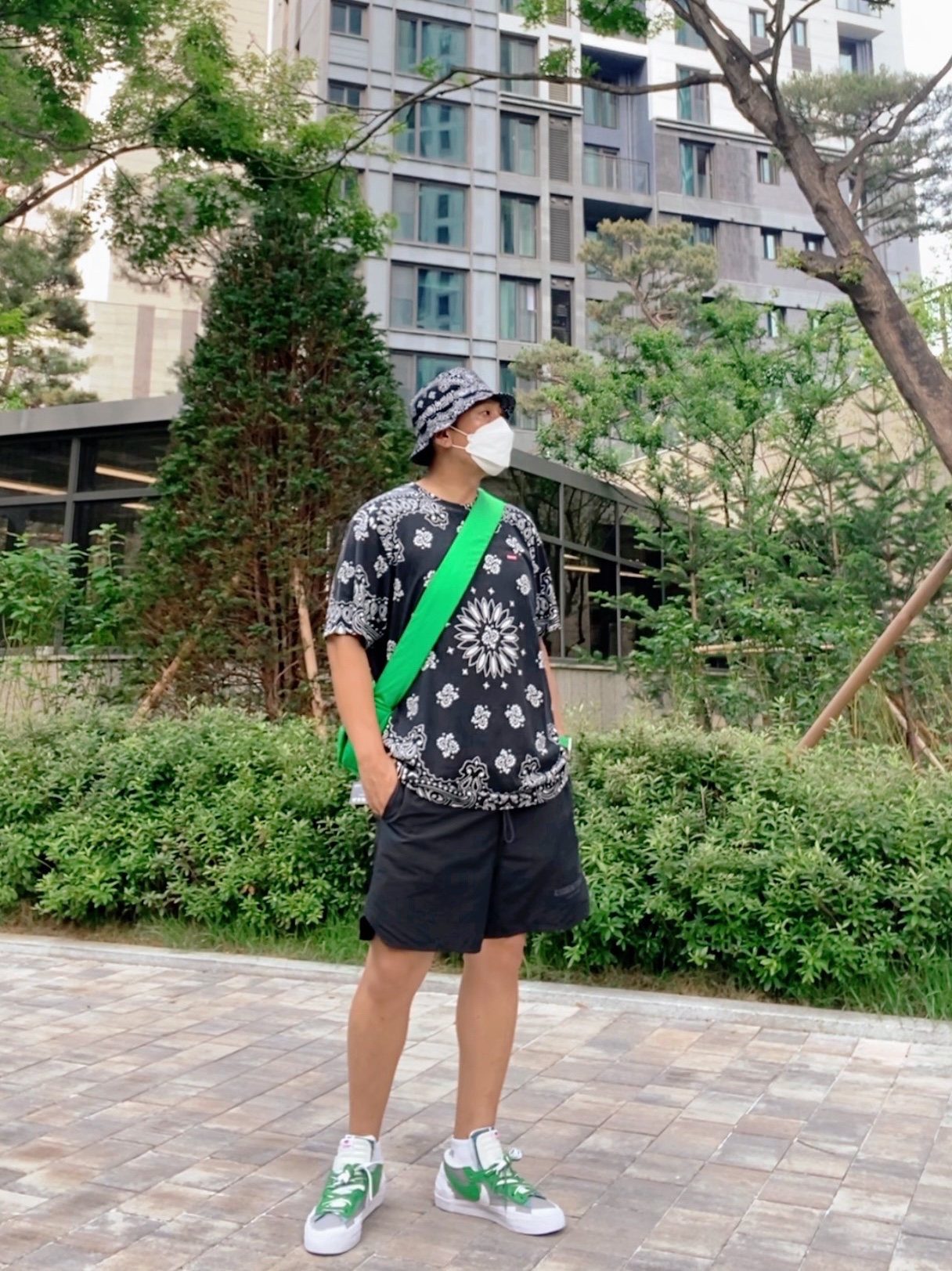 Supreme Bandana Crusher Black - 21SS, Supreme Small Box T-Shirt Black Bandana - 21SS 착용 스타일 - 1