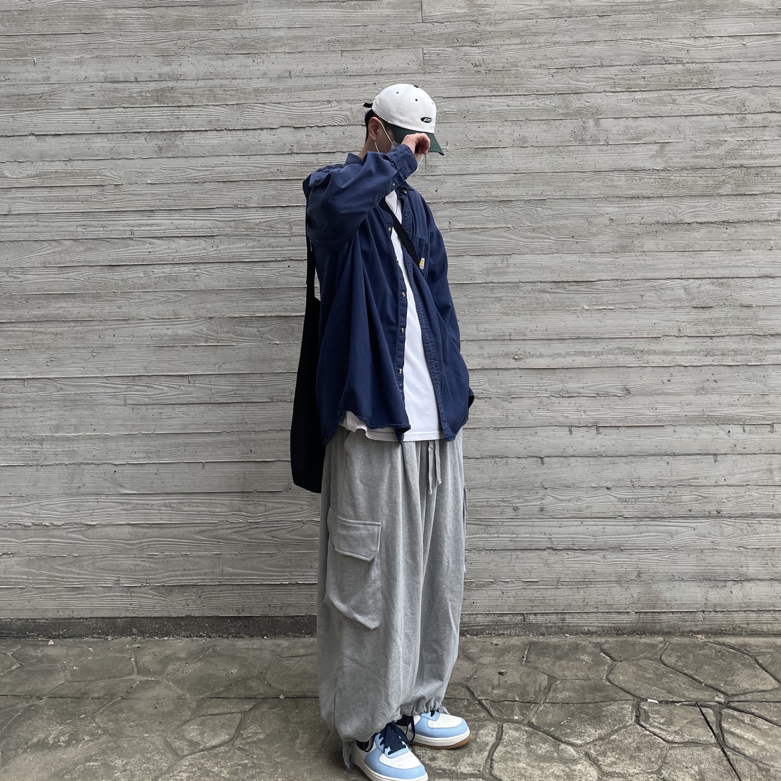 Nike Air Force 1 Low Blue Cap Obsidian Gum 착용 스타일 - 1