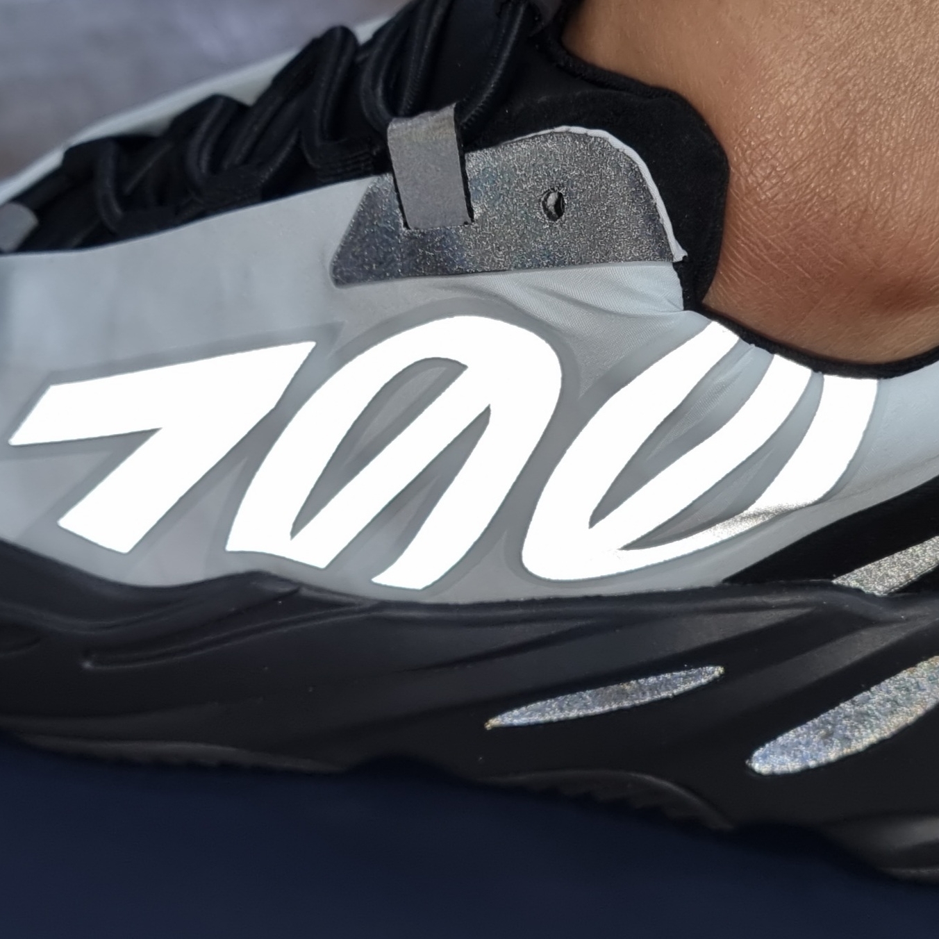 Adidas Yeezy Boost 700 MNVN Blue Tint 착용 스타일