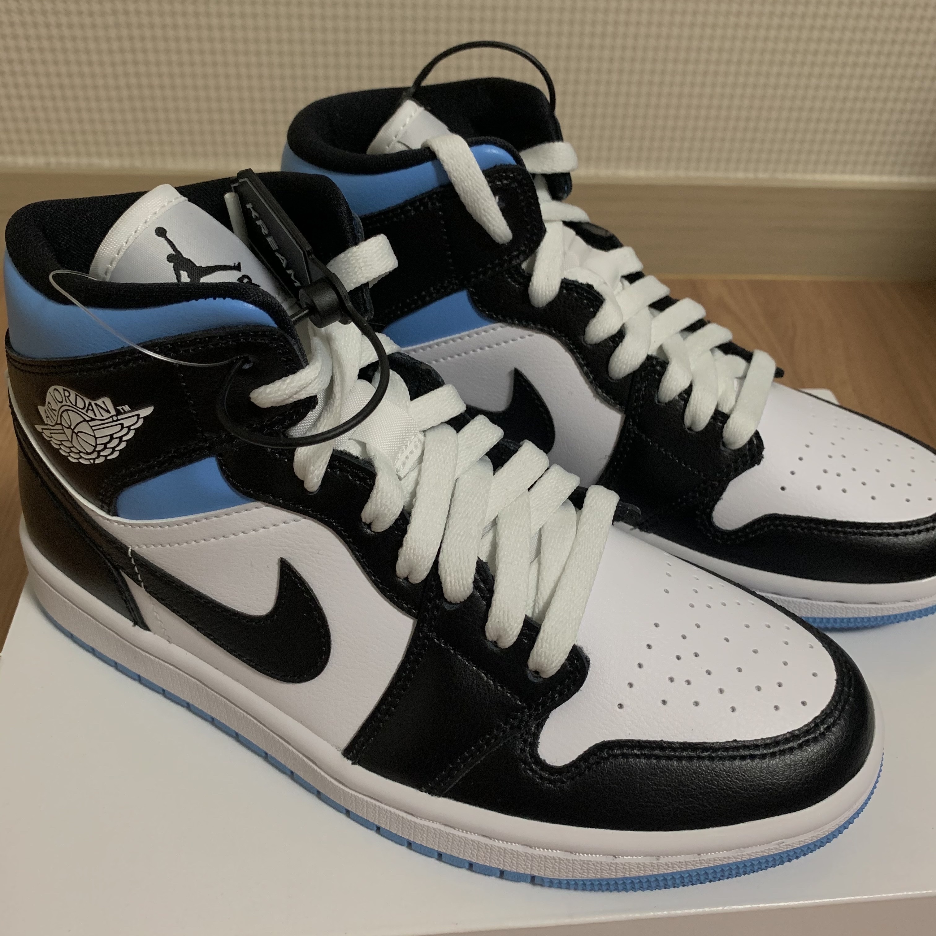 (W) Jordan 1 Mid White Black University Blue 착용 스타일 - 2