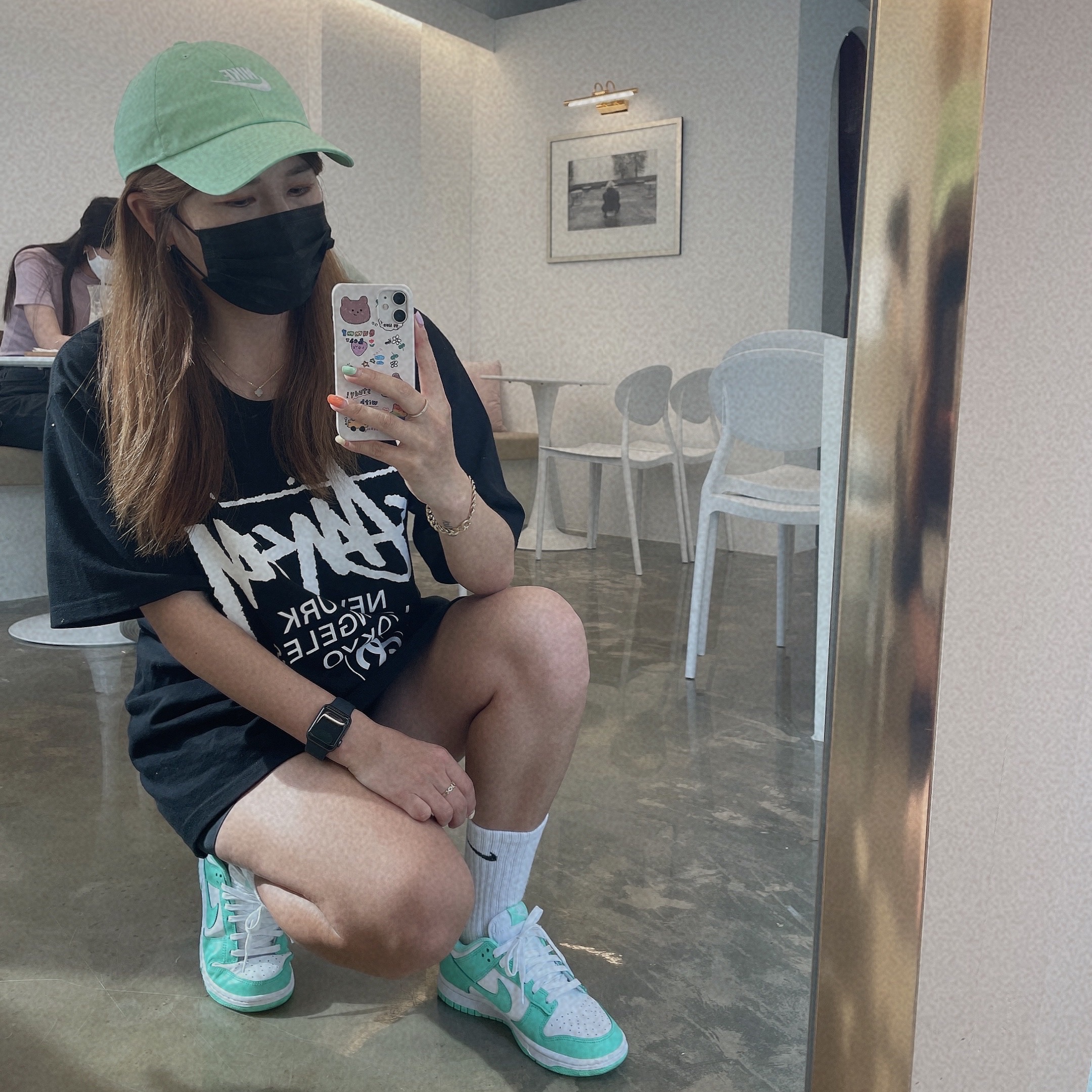 (W) Nike Dunk Low Green Glow, Stussy World Tour T-Shirt Black 착용 스타일 - 2