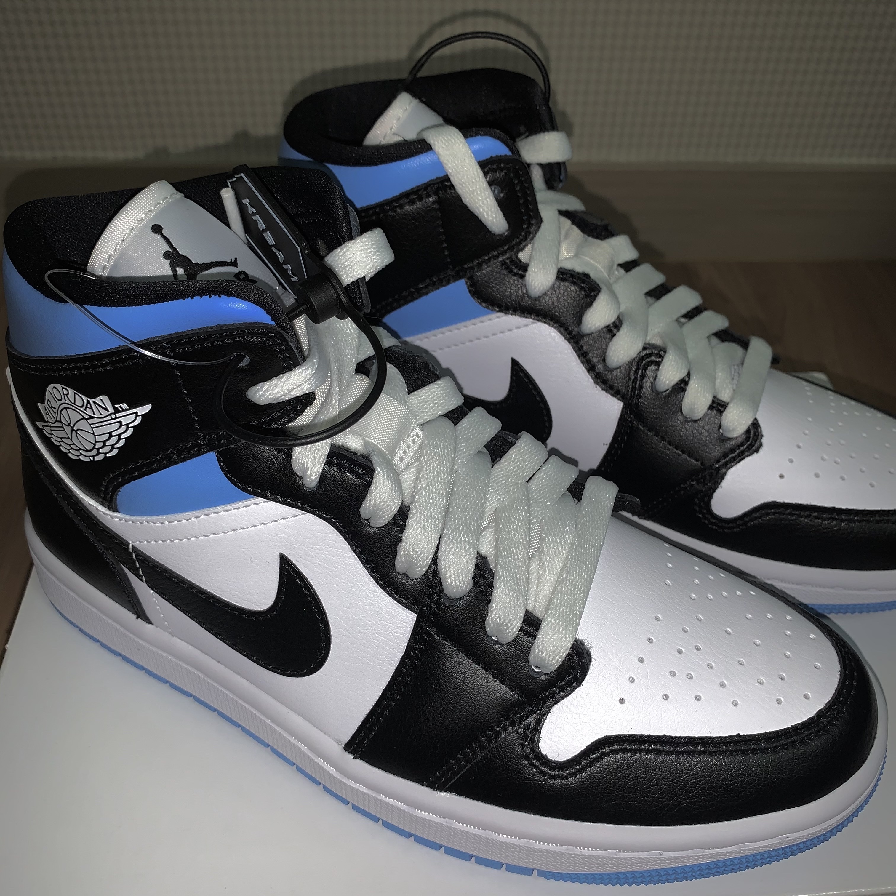 (W) Jordan 1 Mid White Black University Blue 착용 스타일 - 1