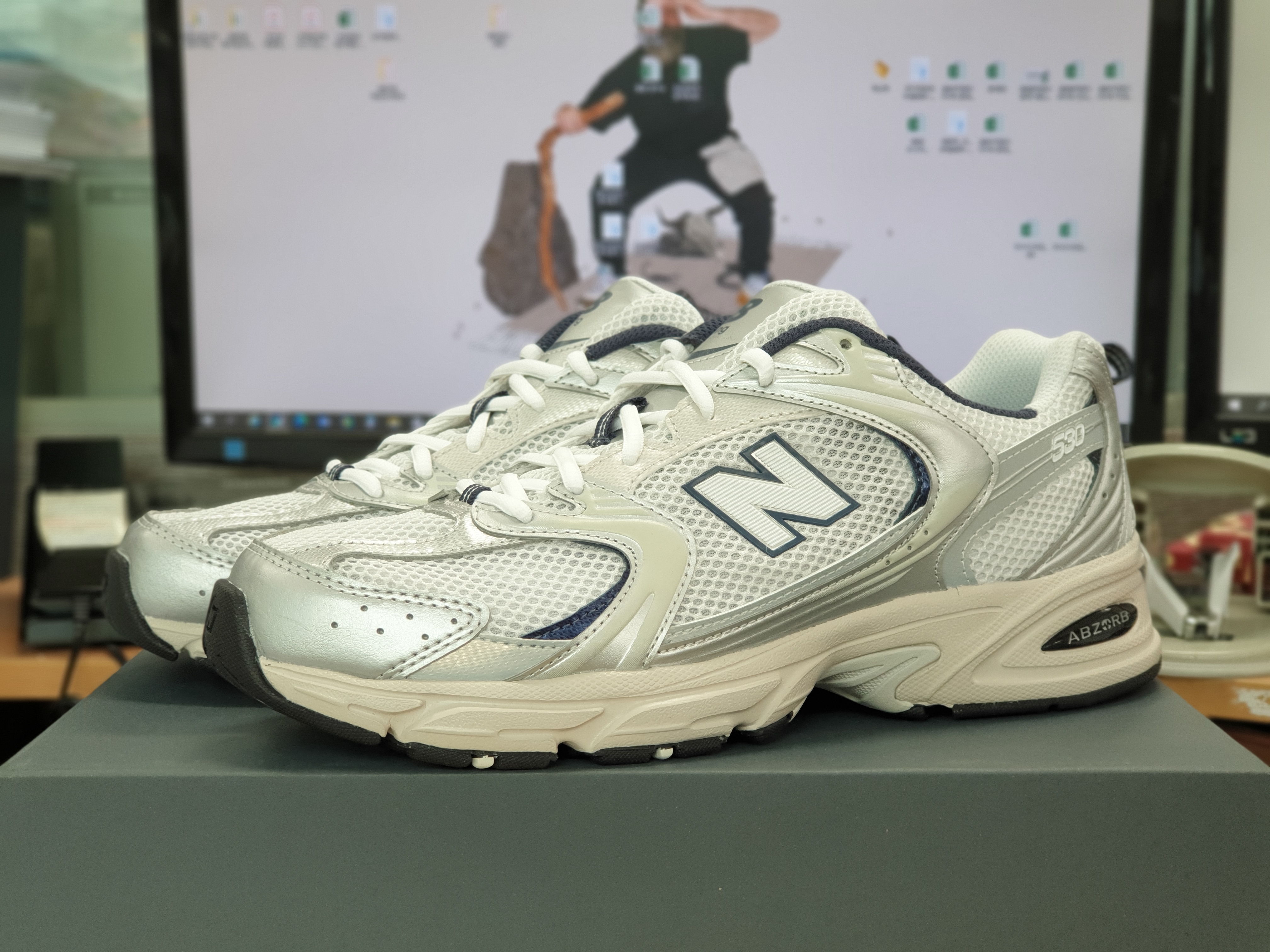 New Balance 530 Steel Grey 착용 스타일