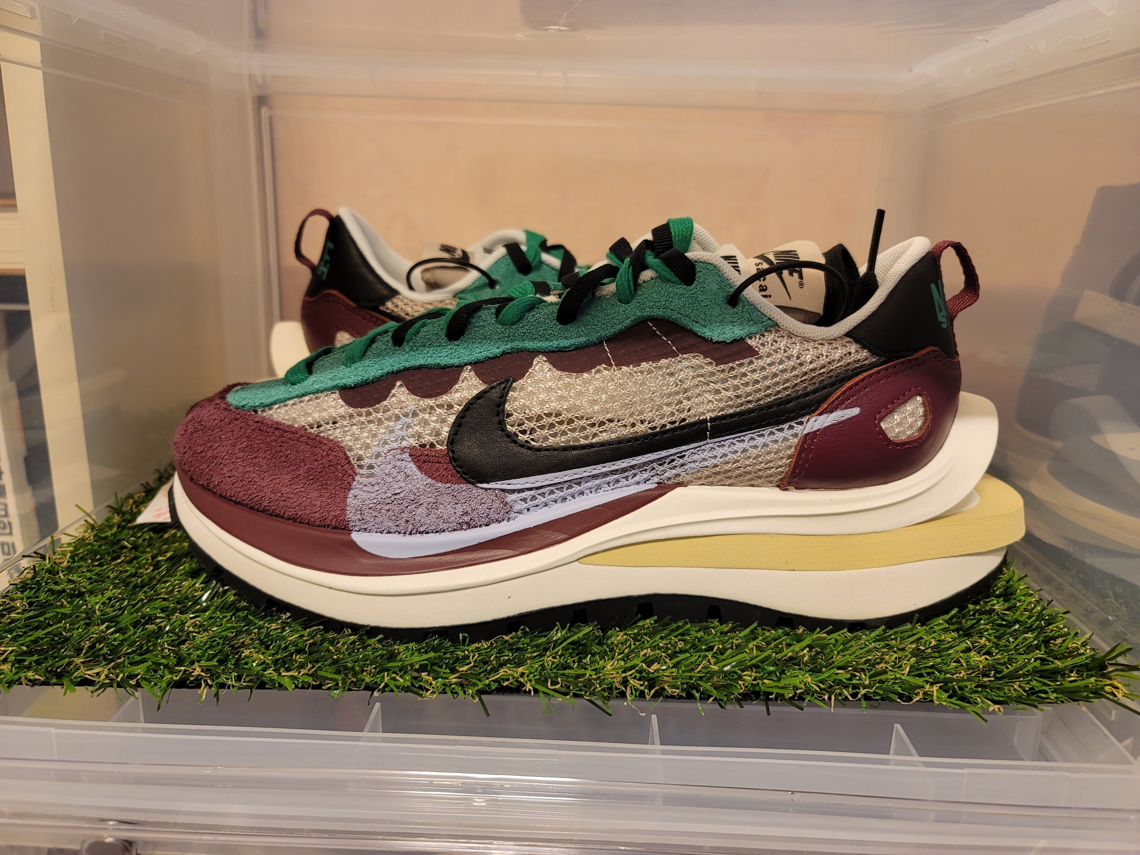 Nike x Sacai VaporWaffle String & Black Villain Red, Nike x Sacai VaporWaffle Tour Yellow & Gorge Green Sail 착용 스타일 - 1